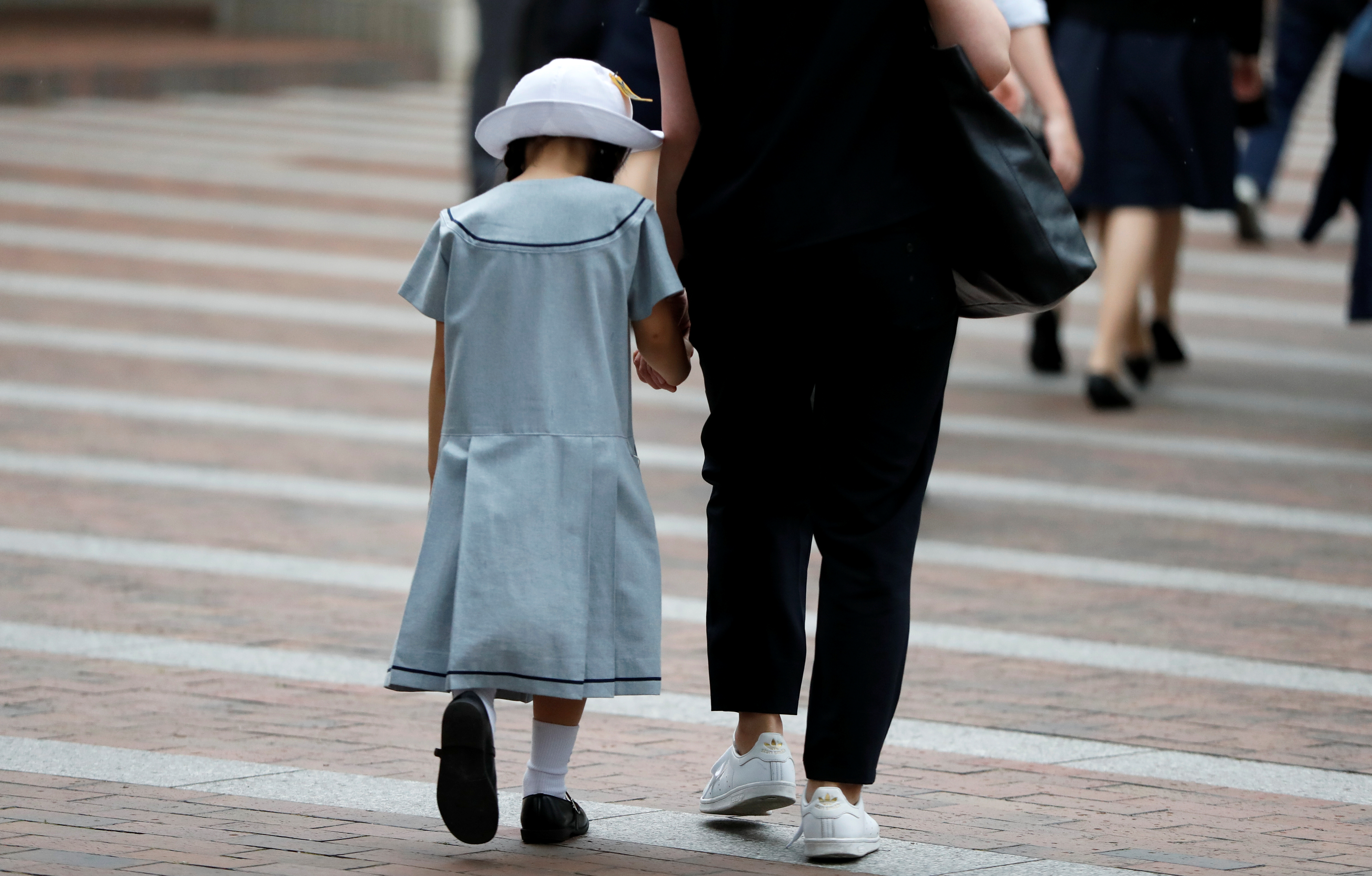 在日本社群媒体上，批评家有幼儿父母的声浪在蔓延，日本人谑称：有小孩最大，他们是「带子大人」。路透