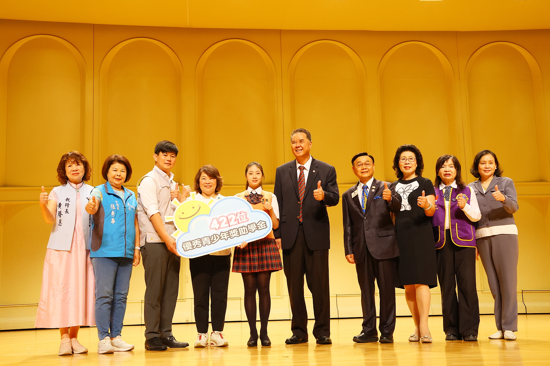 嘉义市长黄敏惠（左四）颁发奖助学金。图／嘉义市政府提供