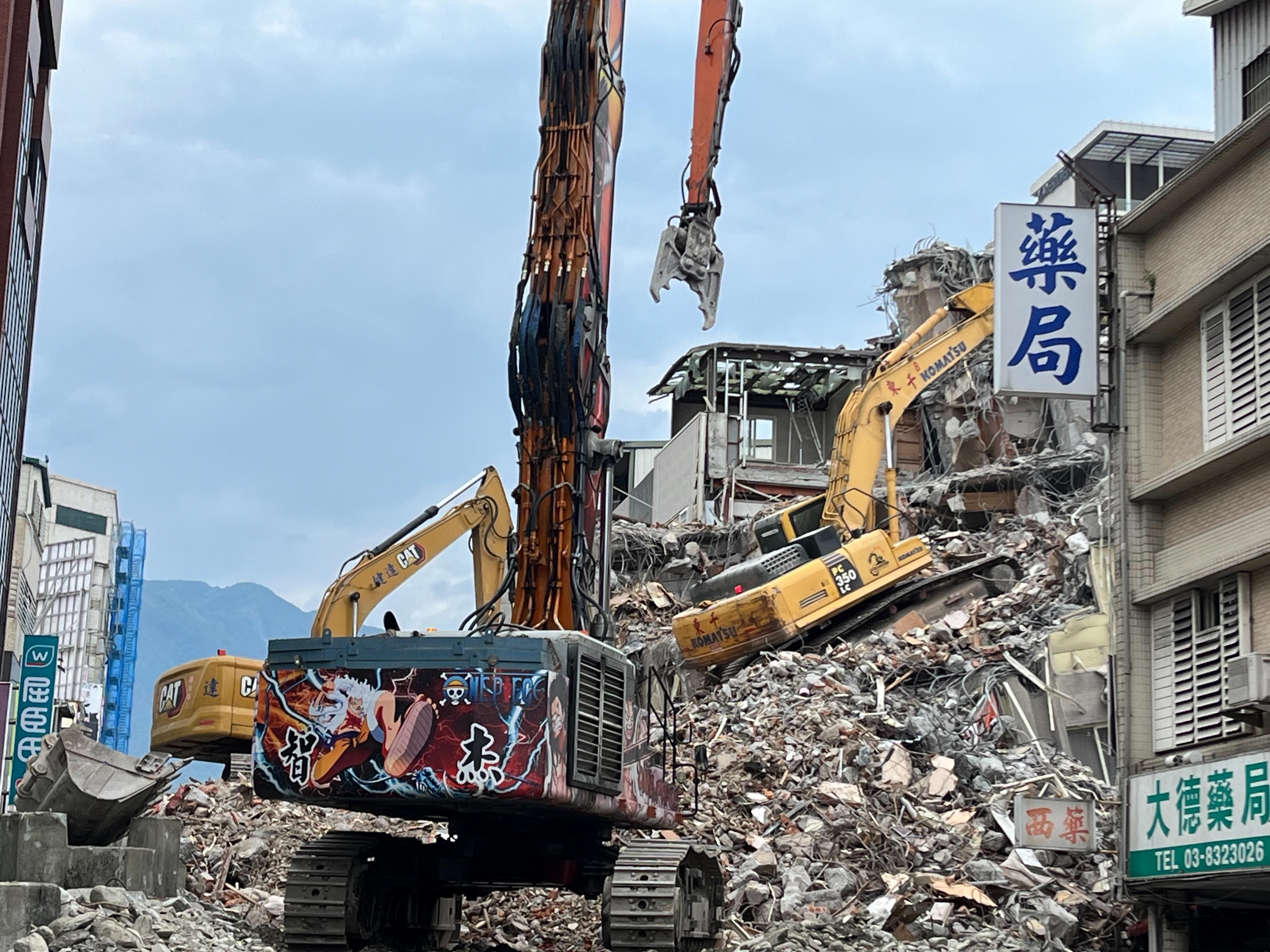 中国红十字会28日宣布，将捐赠花莲首批100套组合屋。图为花莲富凯大饭店在强震后倾斜，县府紧急拆除。（图／联合报系资料照）