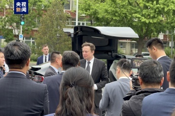 央视报导，美国特斯拉公司首席执行官马斯克（Elon Musk）在28日抵达北京，并与大陆国务院总理李强会面。图取自央视新闻