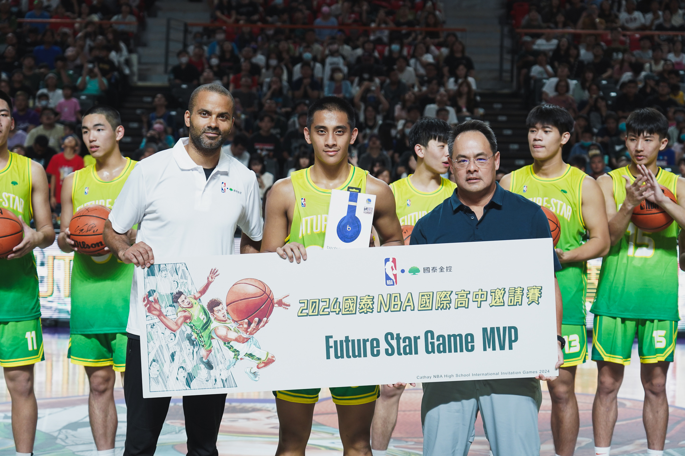 松山高中林现惟（中）获得2024国泰FUTURE STAR未来新星挑战赛MVP。图／国泰金控提供