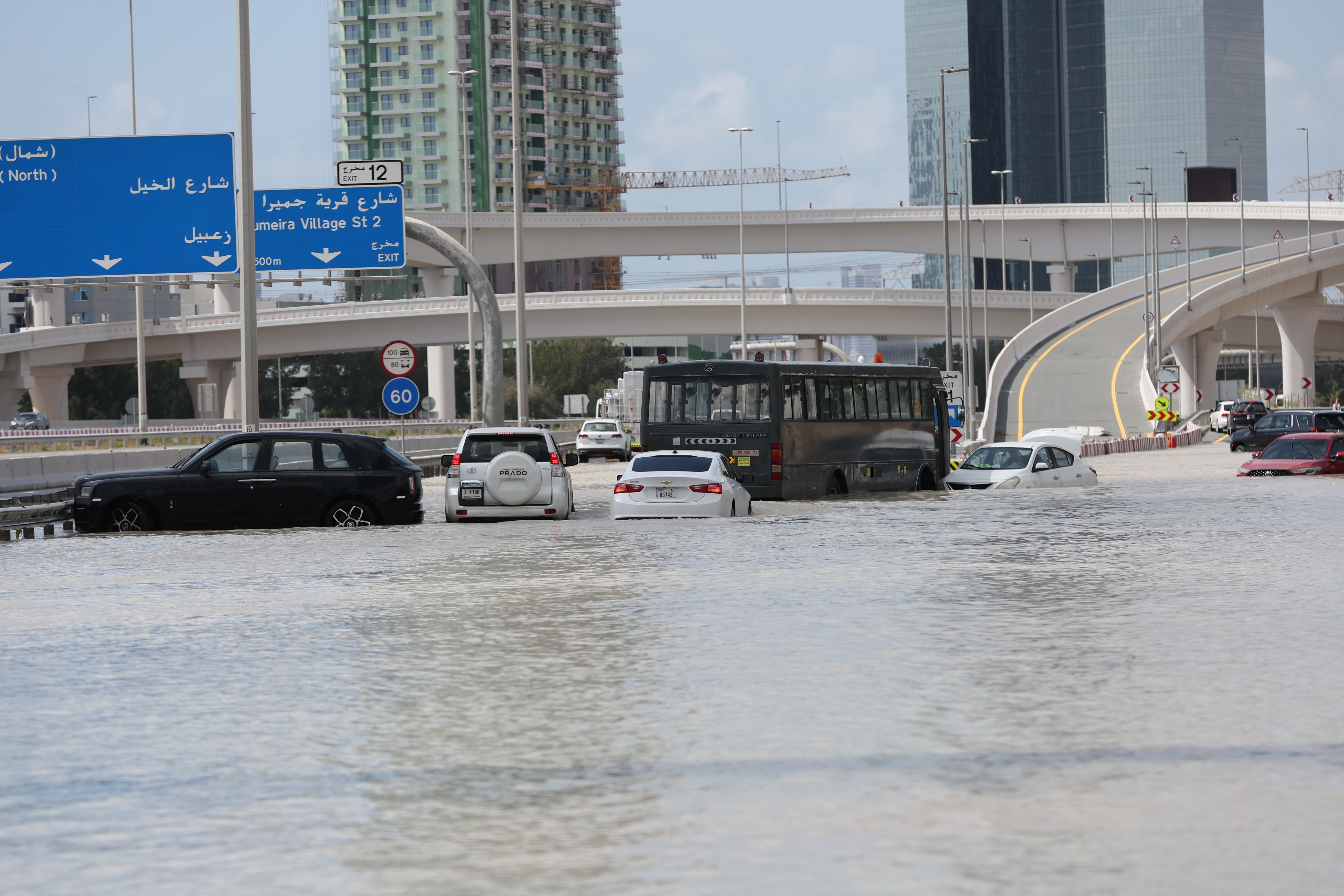 杜拜豪雨造成公路淹水，不谙雨中行车的驾驶打滑碰撞，另有车辆泡水故障，交通打结。(图／欧新社)