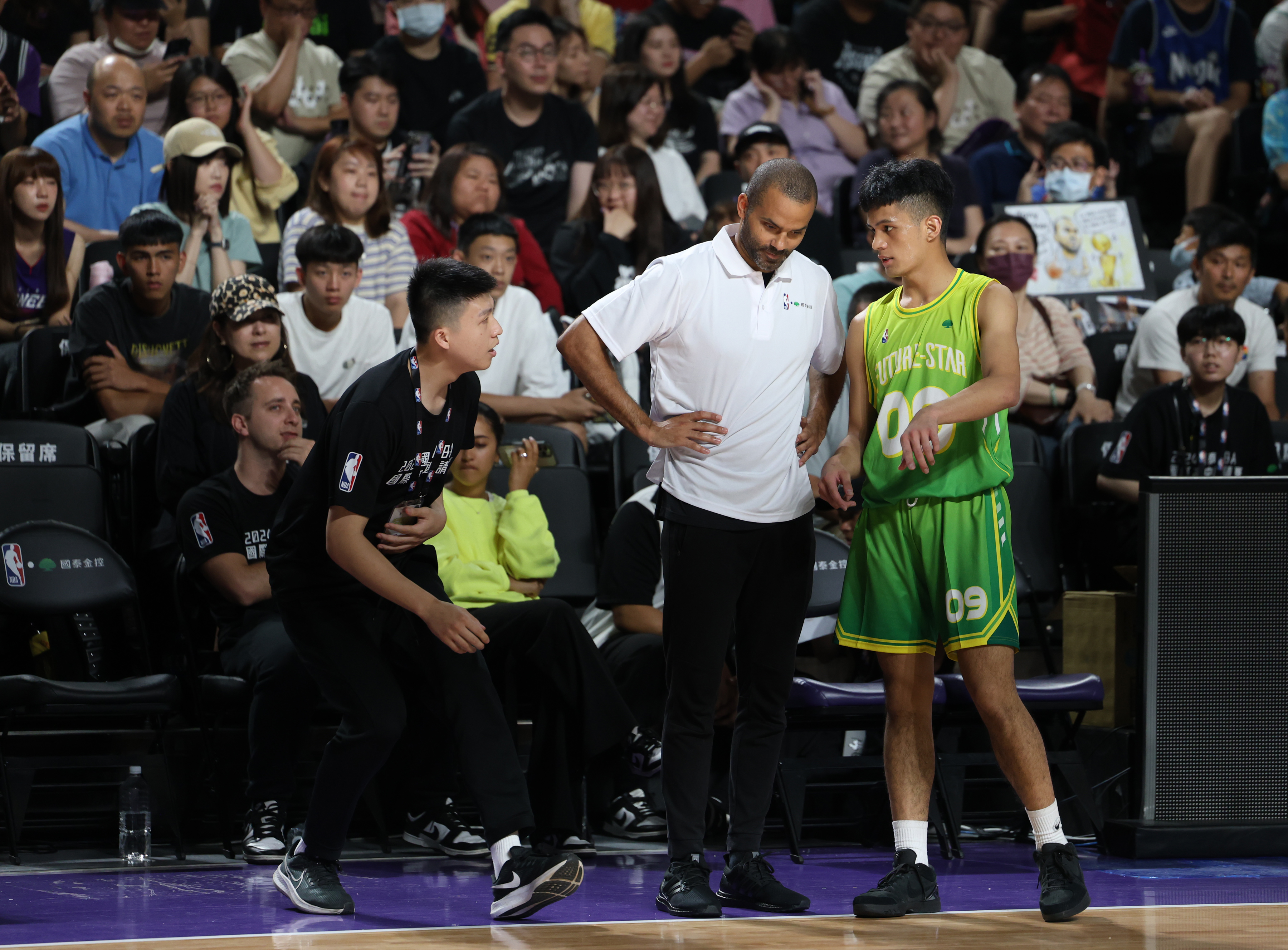 林恩宇（右）把握时间和NBA名人堂球星帕克请教。图／国泰金控提供