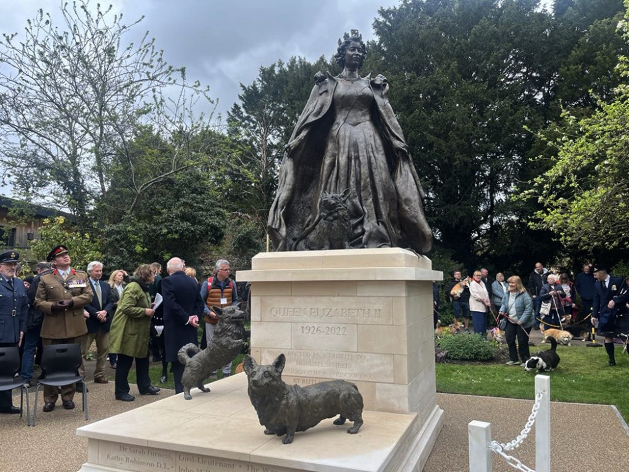 英国已故女王伊莉莎白二世逝世后第一座雕像于4月21日揭幕，这天也是女王98岁冥诞。雕像座落于奥姆斯柯克图书馆花园，2.13公尺高、以青铜雕塑。有别于过去已故英国君主雕像展现威严面貌，本雕像则刻划出她40多岁时的年轻模样，脚边也有三只活泼的柯基犬相伴。