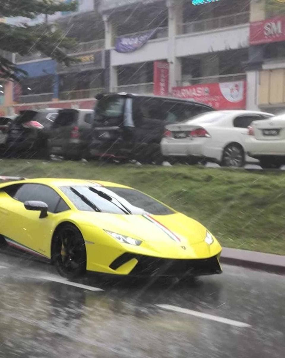 男童母亲于社交平台发文，寻找图中黄色蓝宝坚尼的车主。图片来源/FB「Orang Wangsa Maju」