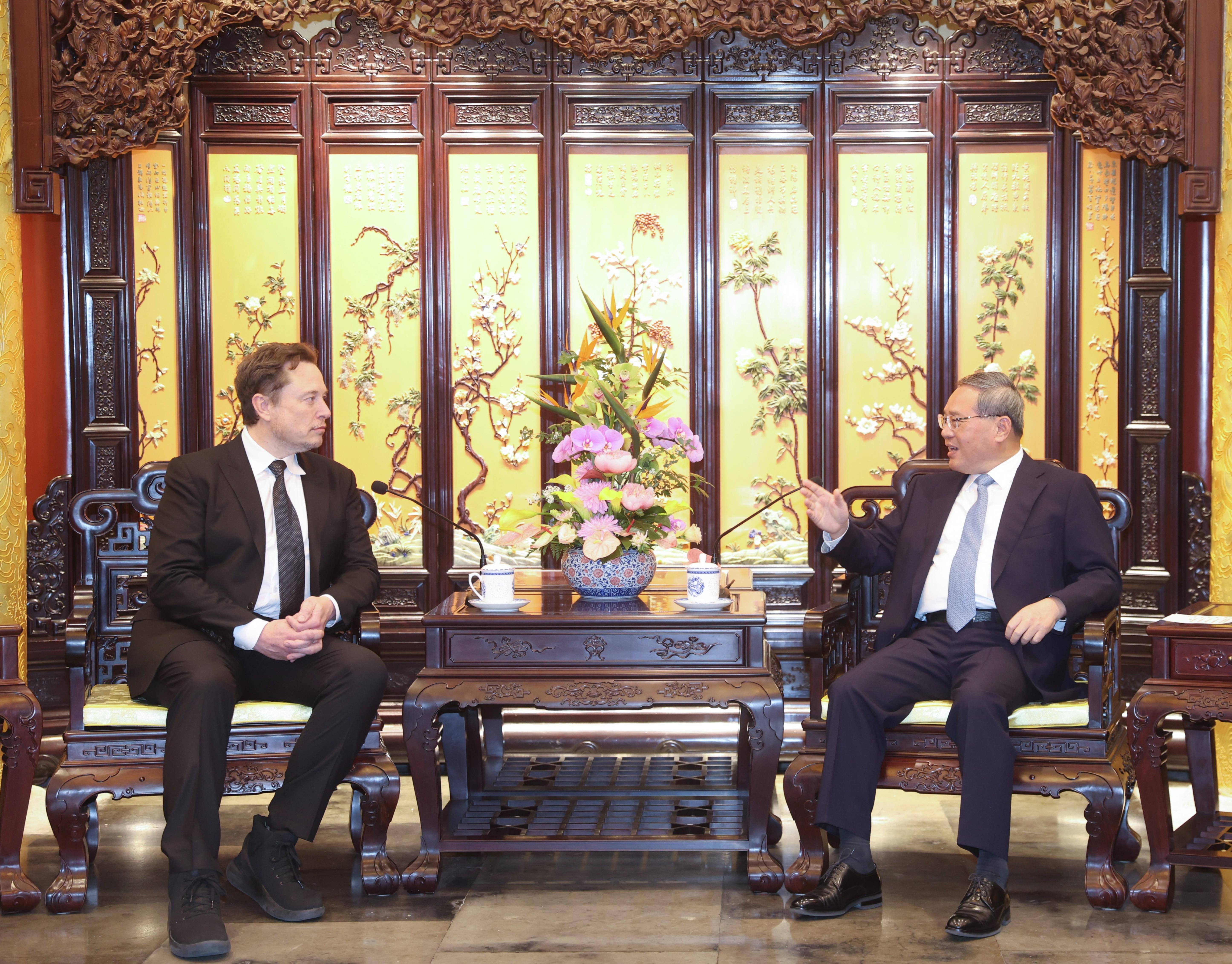 大陆国务院总理李强28日在北京钓鱼台国宾馆会见特斯拉执行长马斯克。（中新社）