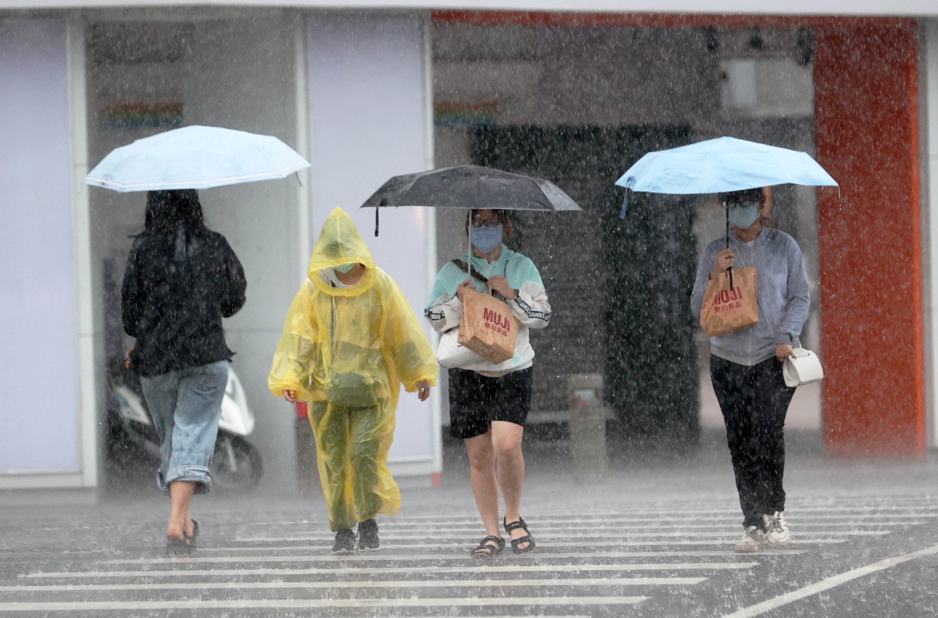 周三、周四受锋面及东北季风影响， 新竹至台南之间有局部较大雷雨发生的机率，新竹以北及宜兰气温会降。本报资料照片