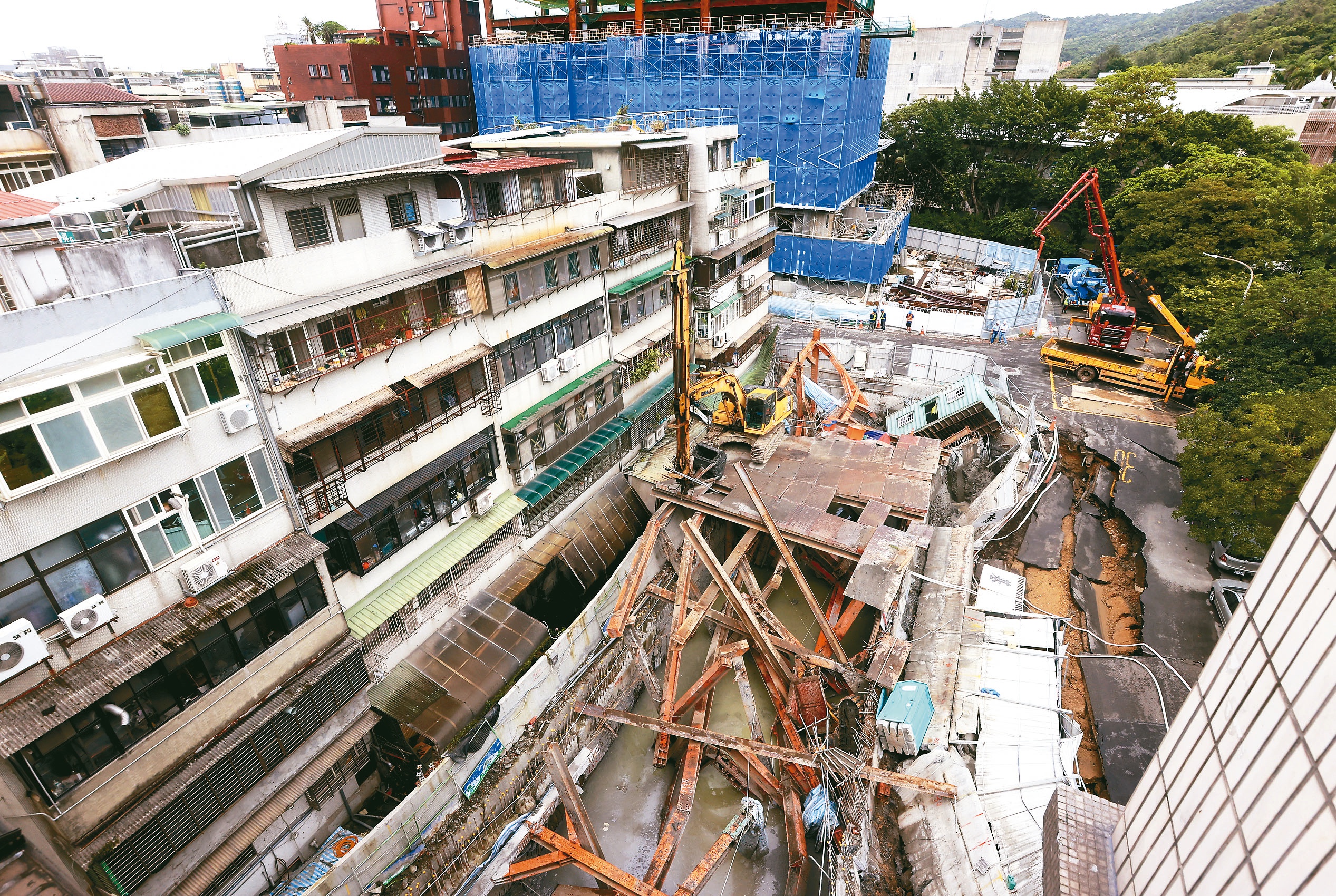 台北市「基泰大直」施工不当，不但周边道路、学校操场龟裂，也导致附近民宅塌陷、变形，北市府连夜撤离、安置逾400人。图／联合报系资料照片