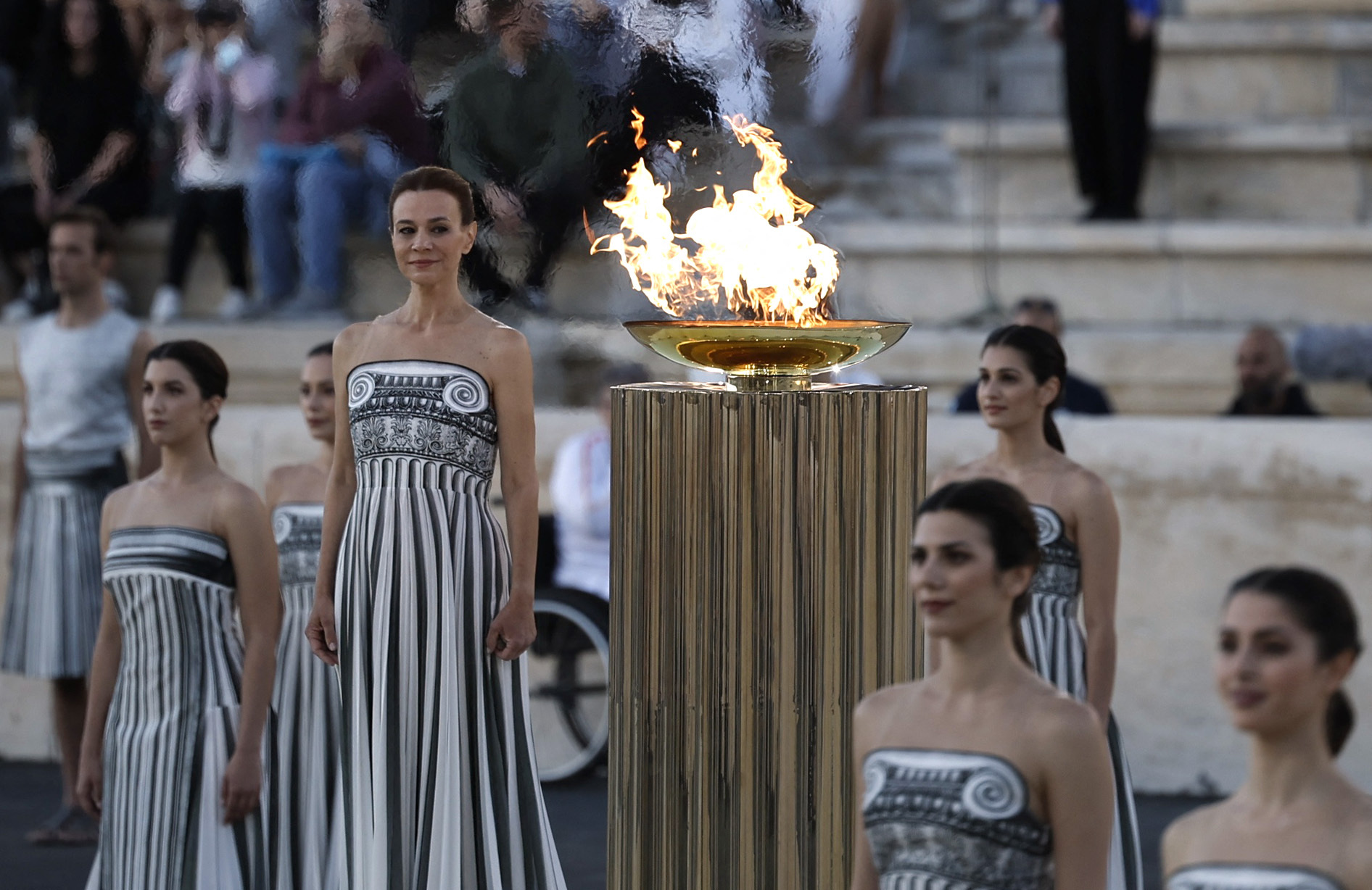 希腊在26日举行圣火交接典礼。圣火将一路传往夏季在巴黎举行的奥运。路透