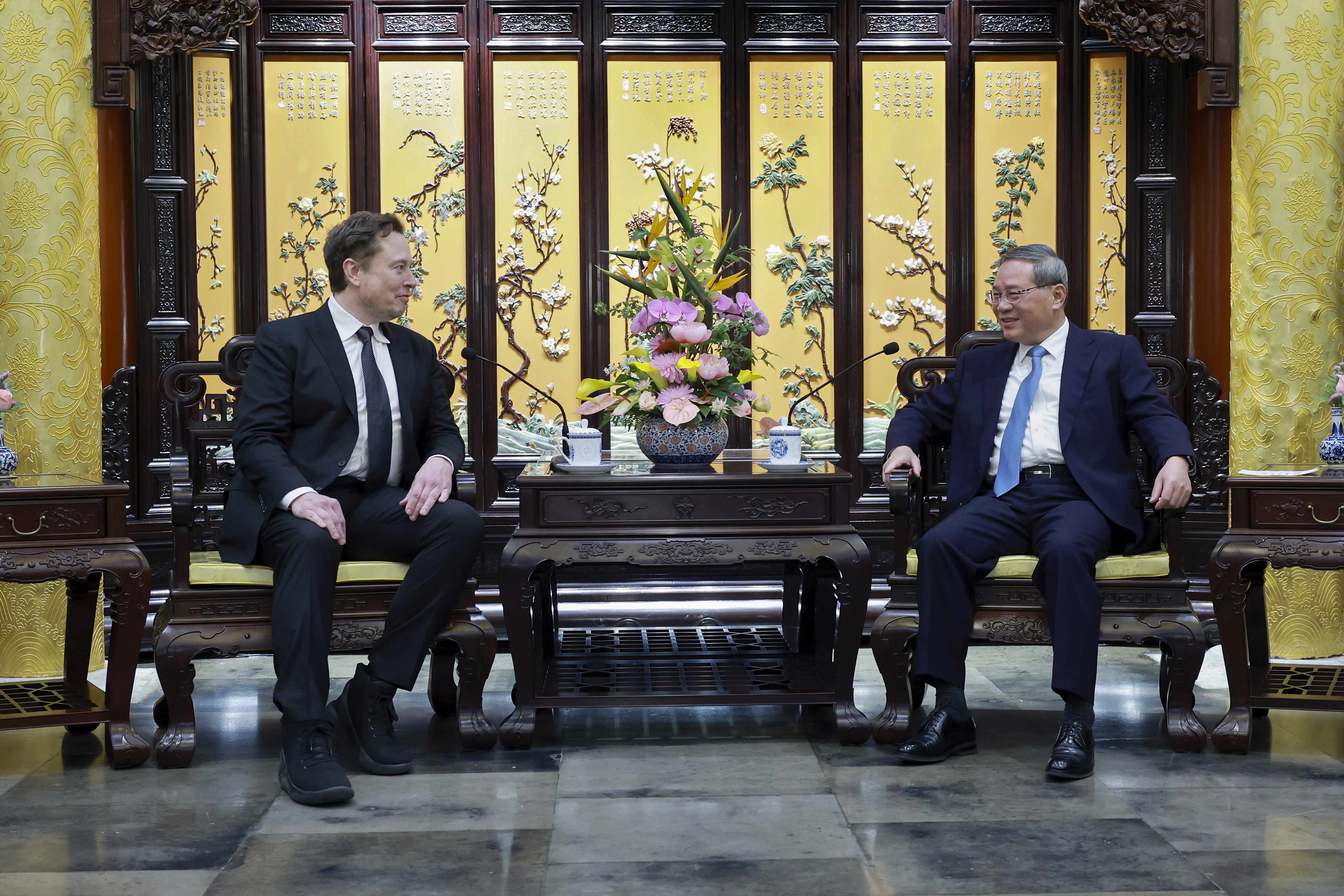 马斯克昨天会见国务院总理李强。李强担任上海市委书记期间促成特斯拉建立上海厂。美联社