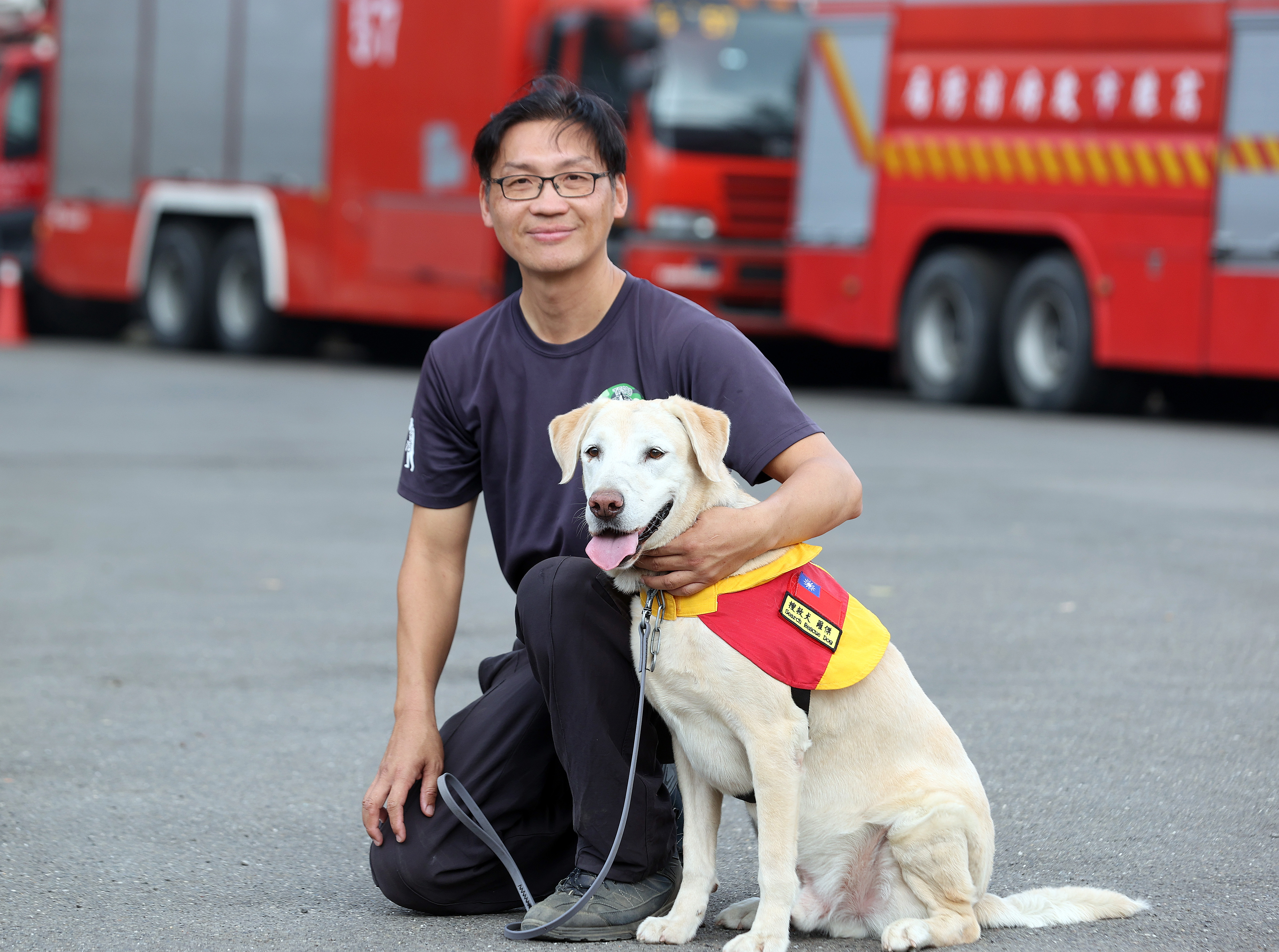 高雄市的搜救犬Roger与领犬员李信宏是默契十足的搭档，这次在砂卡礑步道寻获罹难21岁胡姓女子，立下大功。记者刘学圣／摄影