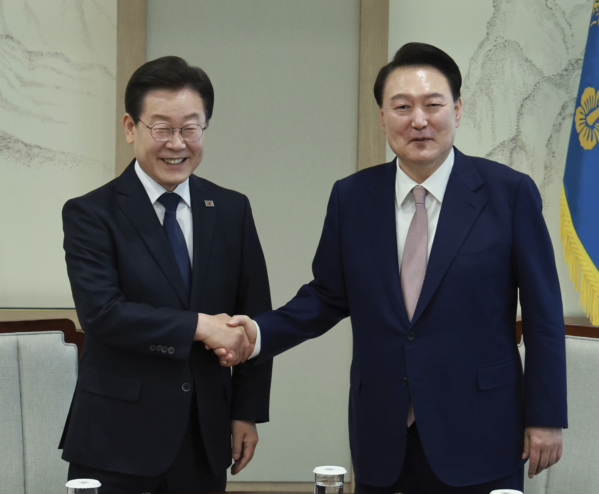 南韩总统尹锡悦（右）和最大在野党共同民主党党魁李在明29日下午于总统府举行会谈。美联社