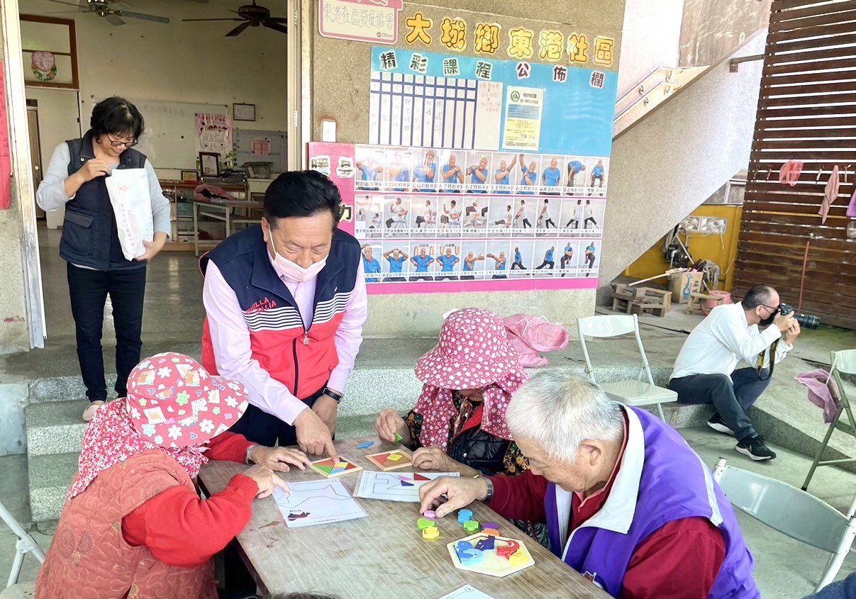 彰化县大城乡公所到社区教长者阅读。图／大城乡公所提供