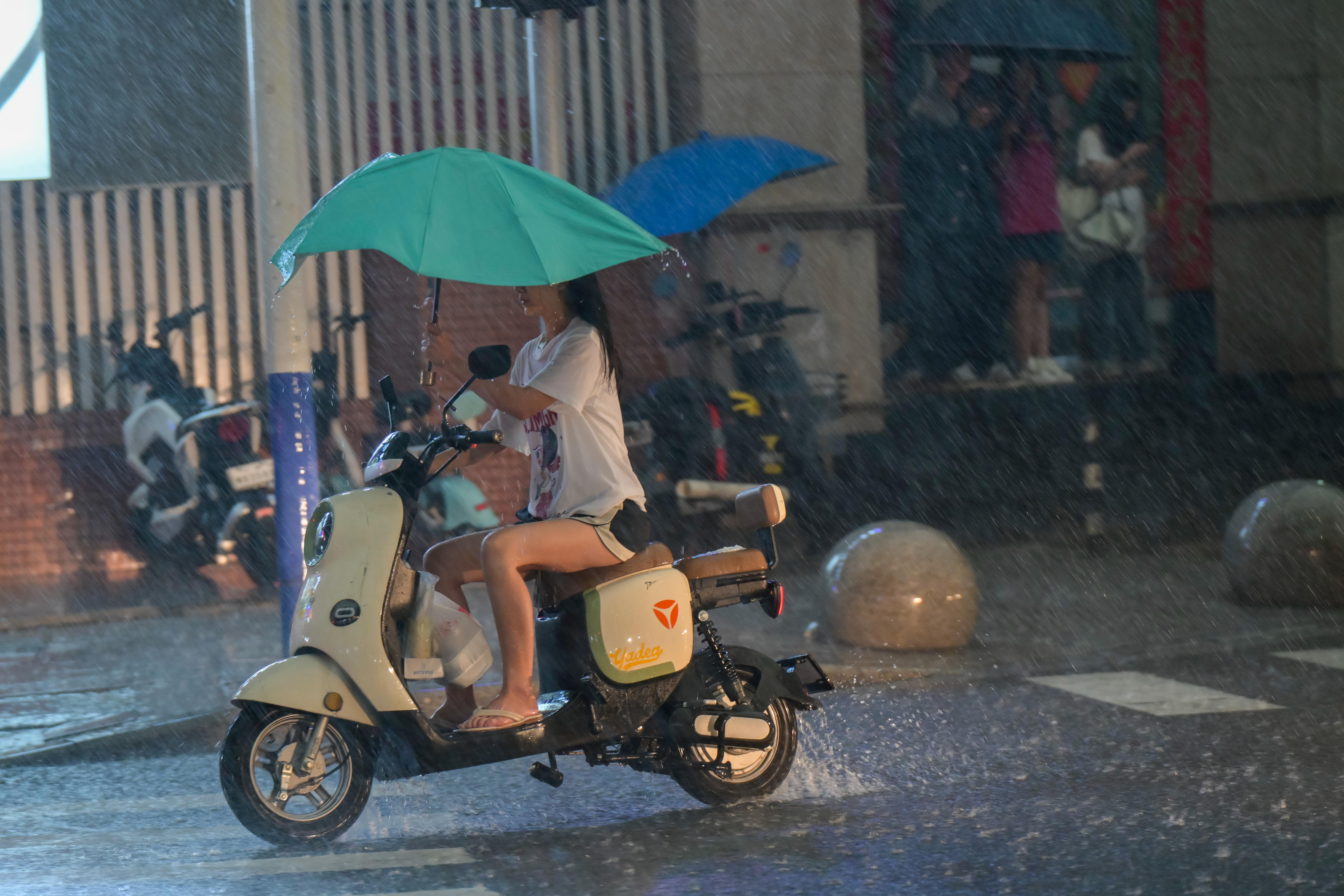 中国大陆南方近日因豪大雨来袭，交通将再受影响。（中新社）