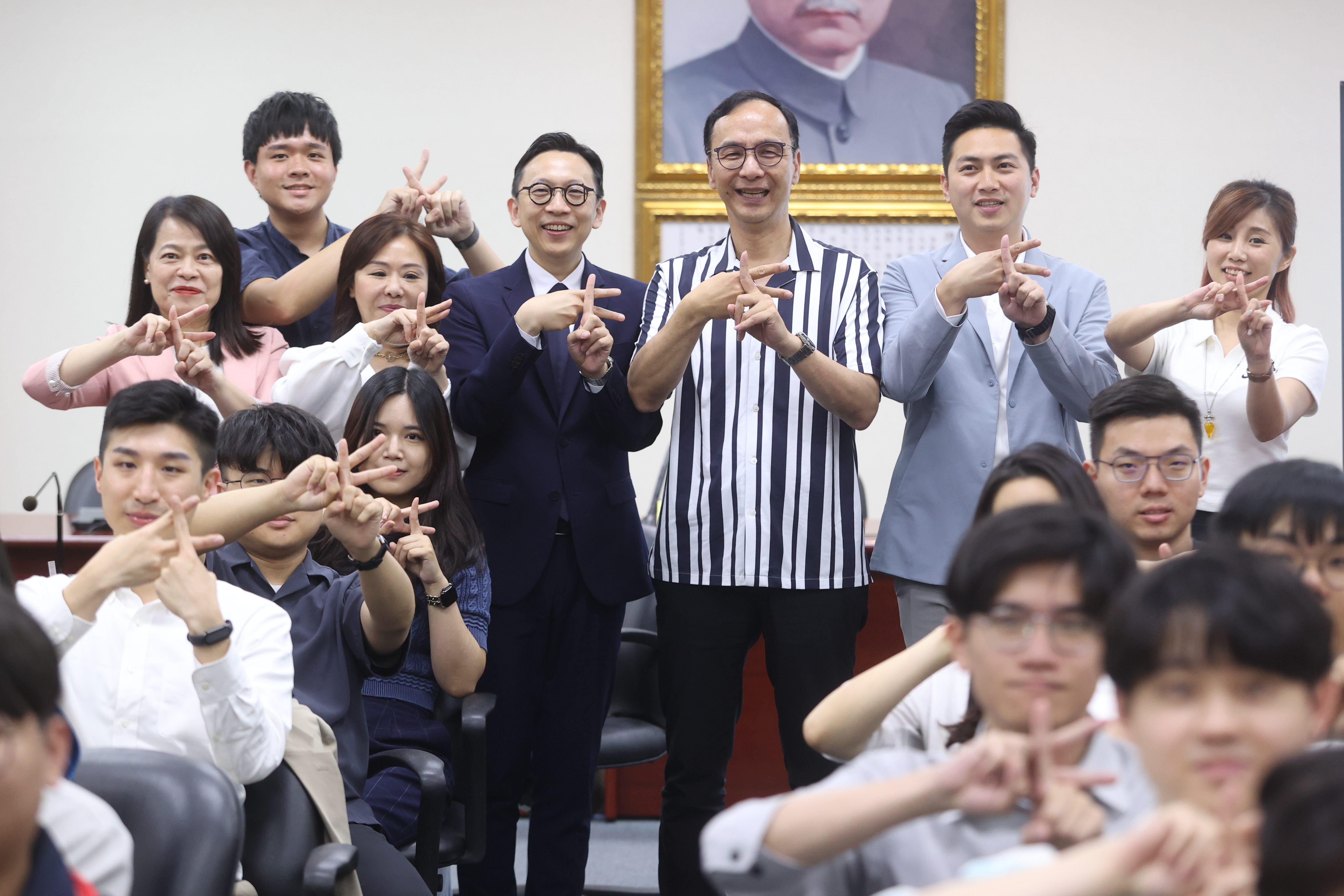 国民党主席朱立伦（后排右三）今天出席KMT Studio 巡回宣传第一场，并与现场年轻人合影。记者叶信菉／摄影