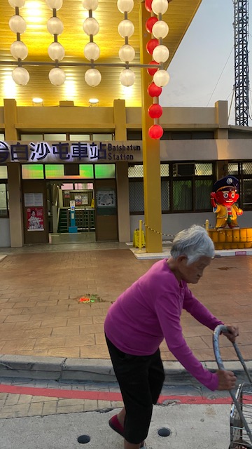 台中市陈姓高阶警官昨天带著高龄92岁母亲要搭火车进香，未料轮椅被拒进月台。图／取自陈姓警官脸书