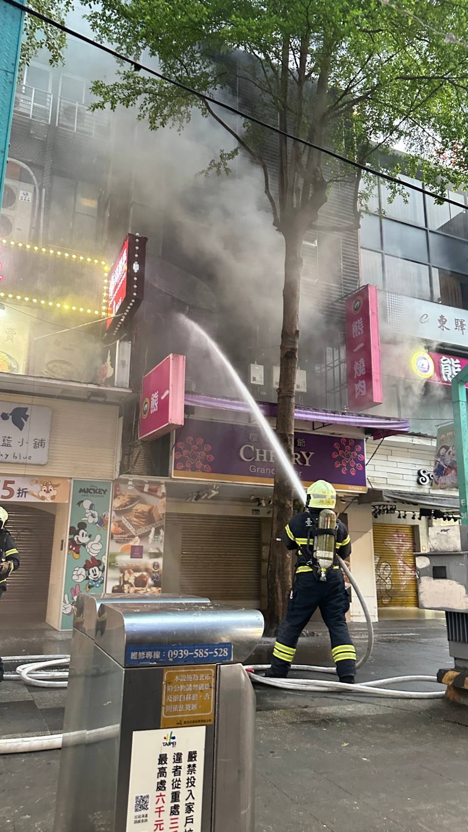 台北市西门町徒步区今晚惊传火警，消防队拉水线灭火，无人受伤。记者翁至成／翻摄