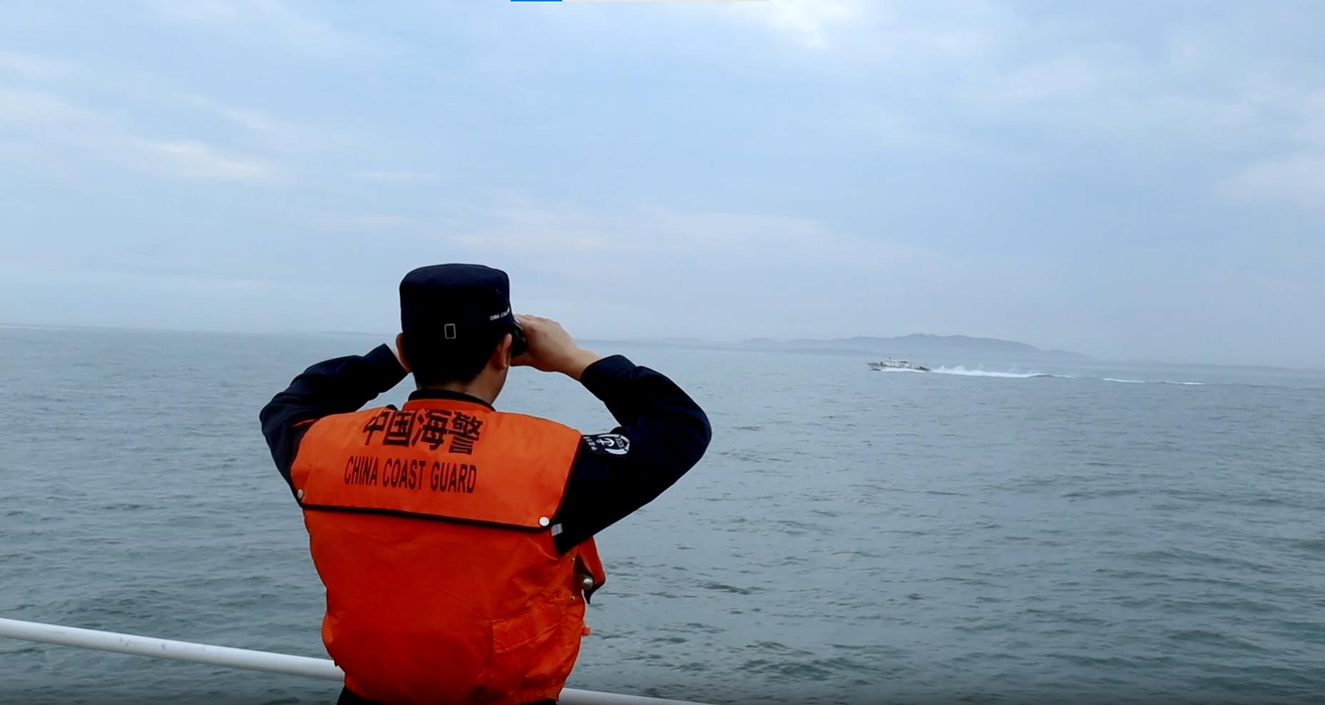 大陆海警29日再度于金门海域执法巡查，用望远镜监控我方海巡船只。（图／截自大陆海警局官网）