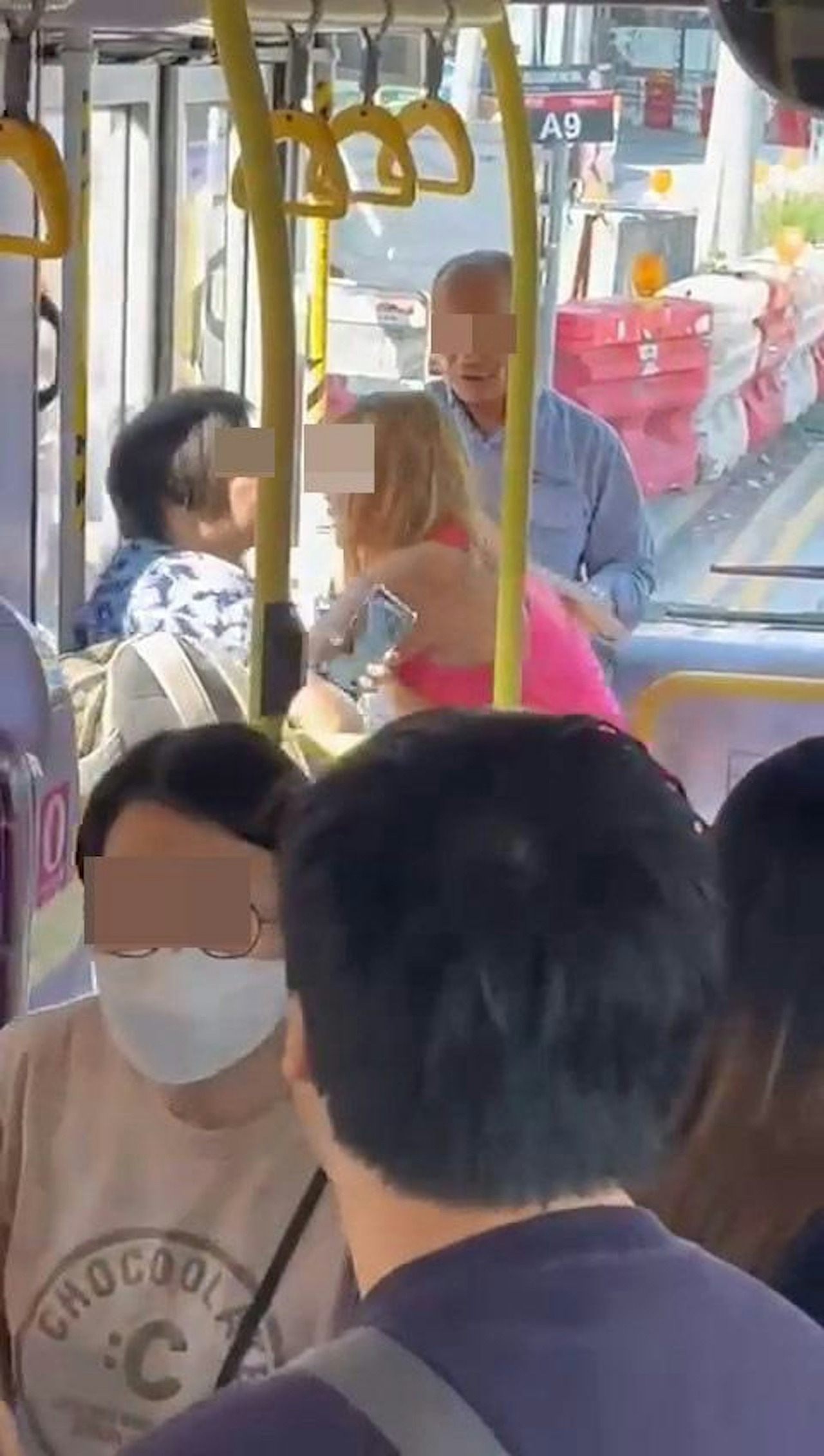 网路流传1段影片，巴士车厢前门位置有金发女子在狂摇大力拉扯车门。图／取自脸书