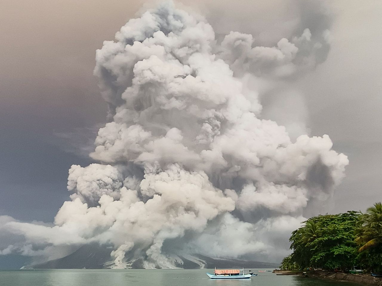 印尼鲁仰火山（Mount Ruang）今天凌晨再次爆发。