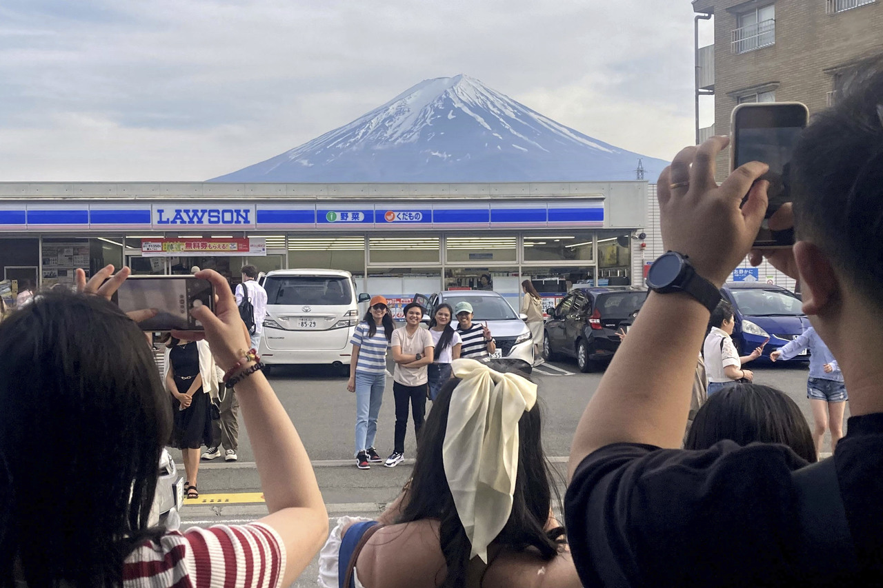 近年成为游客热门拍照景点的河口湖车站外一家罗森（LAWSON）便利商店，因为跟背后的富士山形成强烈对比，吸引许多游客到此一游打卡。