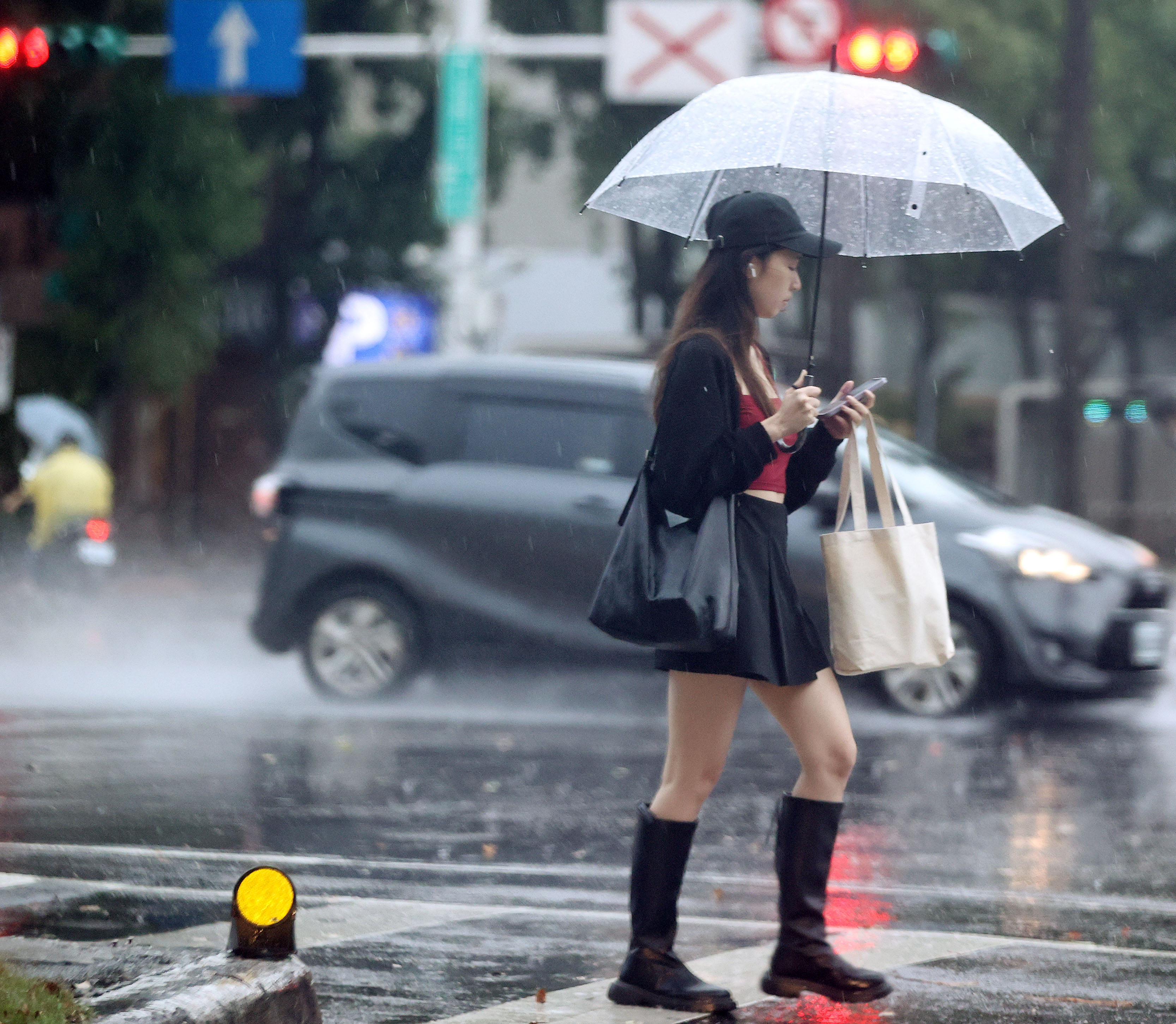 明后今年梅雨季第1道滞留锋在台湾附近徘徊，各地有局部阵雨或雷雨的机率，今晚锋面接近，天气开始转变。联合报系资料照