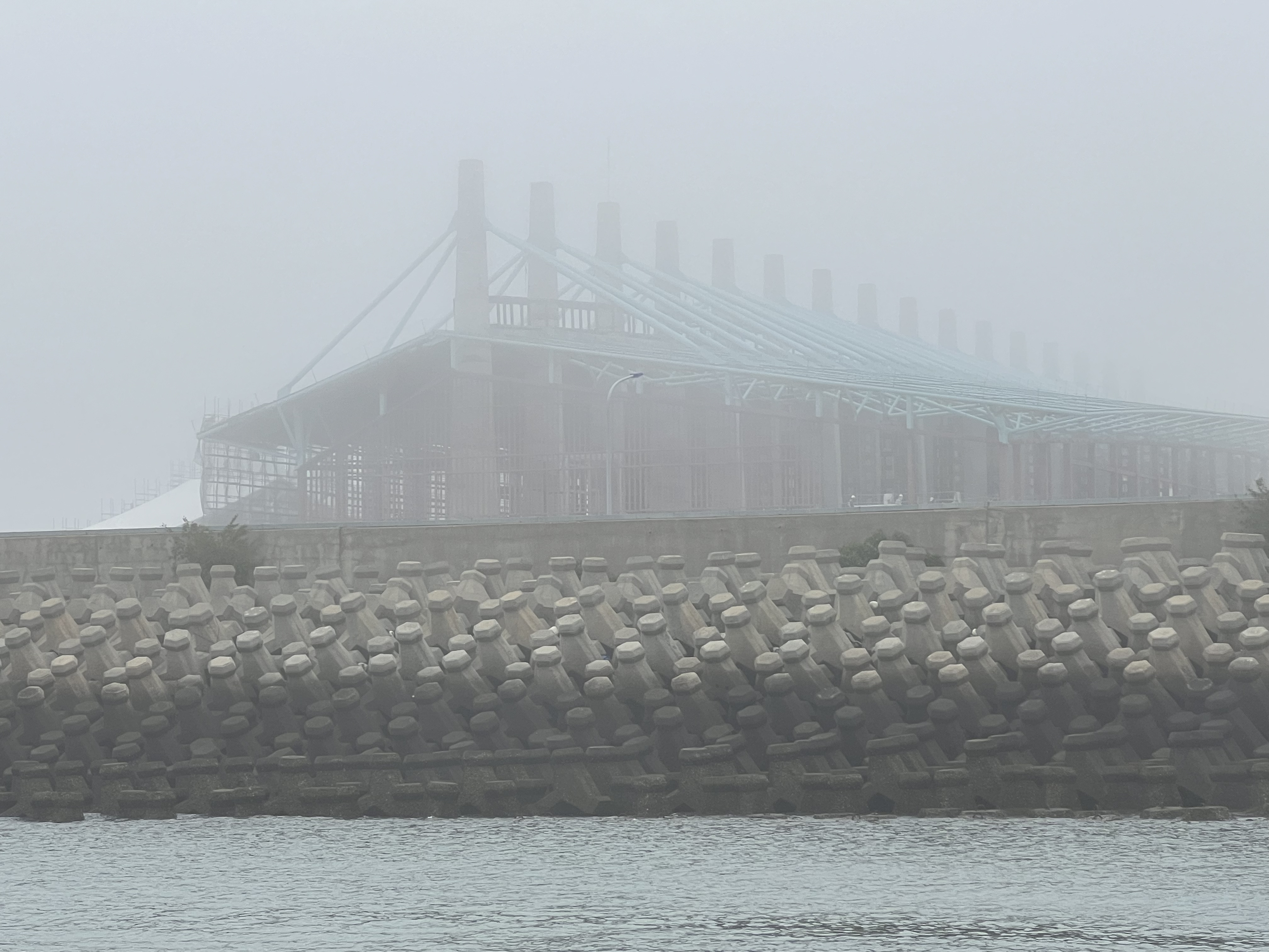 雾锁金门！金门水头码头目前浓雾笼罩，小三通停航。记者蔡家蓁/摄影