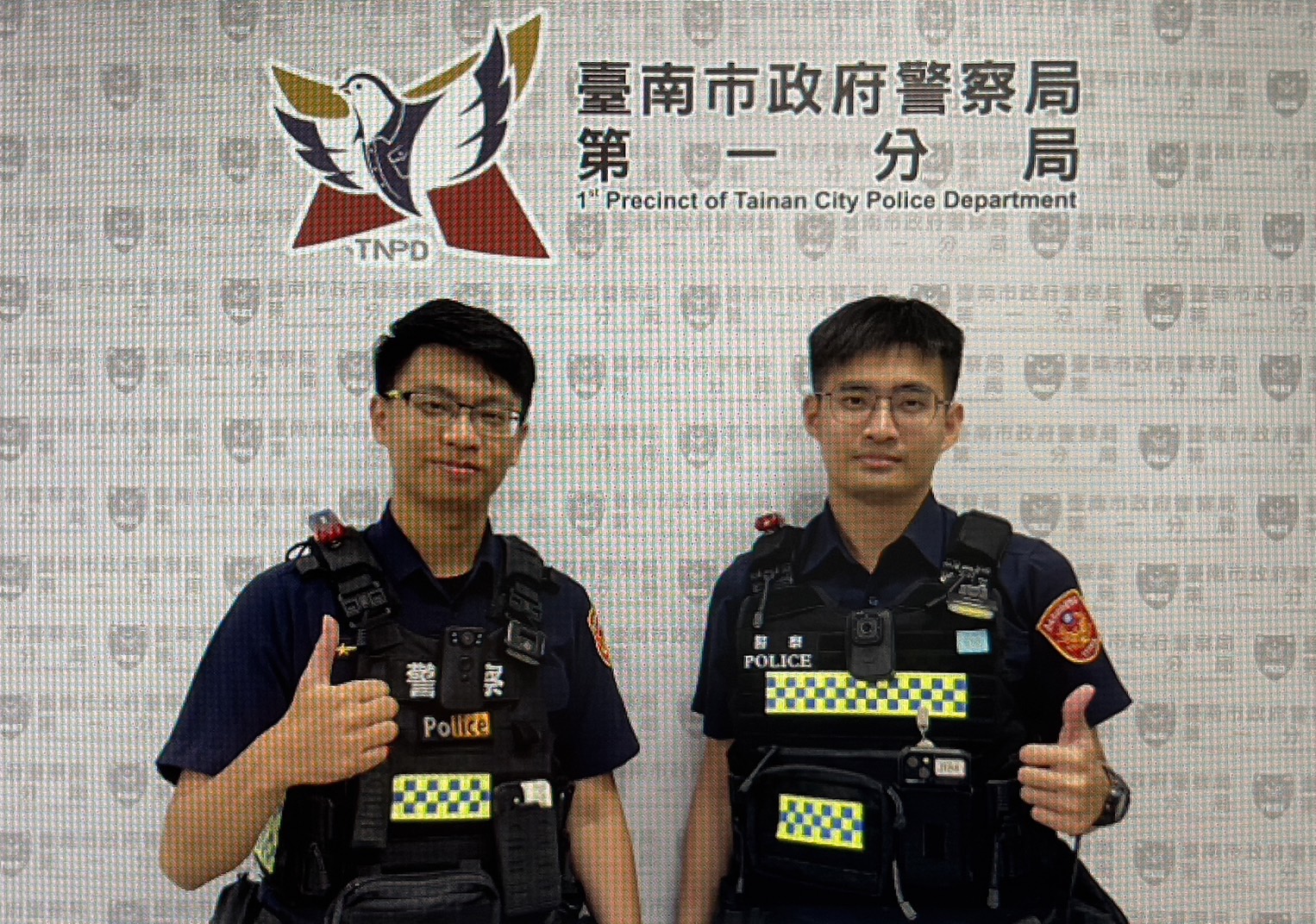 台南市警一分局庄敬派出所警员朱晋廷（左）、蔡宇杰（右）热心为生病孕妇开道护送就医 。记者黄宣翰／翻摄