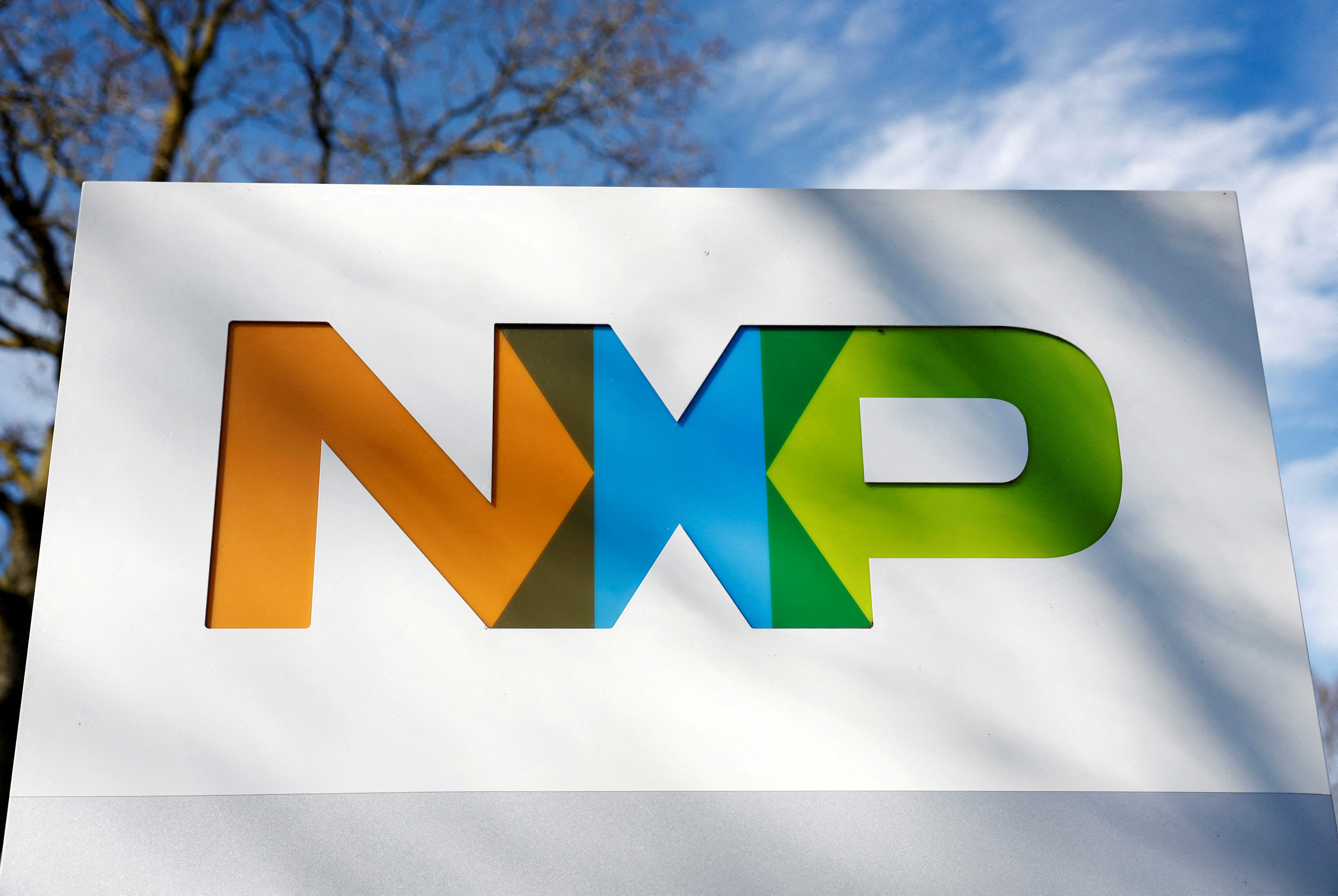 NXP是台积电第十大客户，台积电则是NXP最大供应商。路透