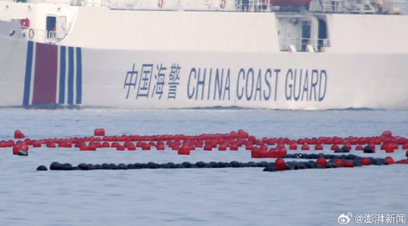 中国大陆海警30日称，当日在黄岩岛依法驱离2艘菲律宾船只。（图／取自澎湃新闻微博）