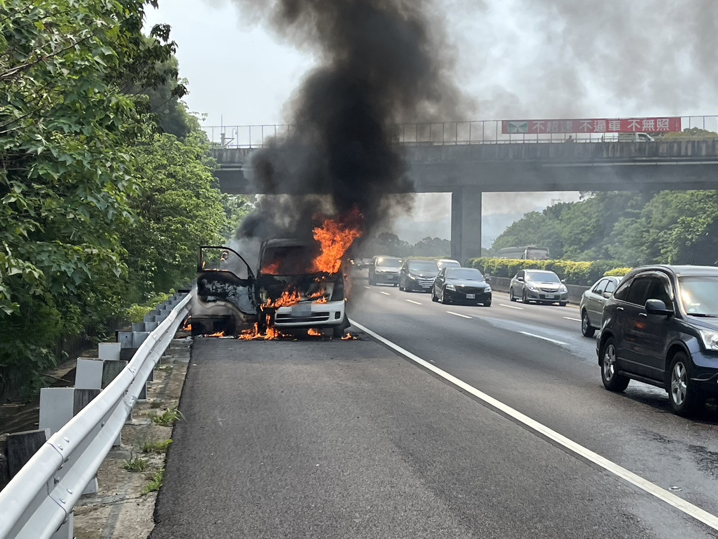 国道3号南向94.6公里新竹竹林路段，今天上午10时许发生火烧车意外，一辆小货车不明原因在路肩起火。图／民众提供