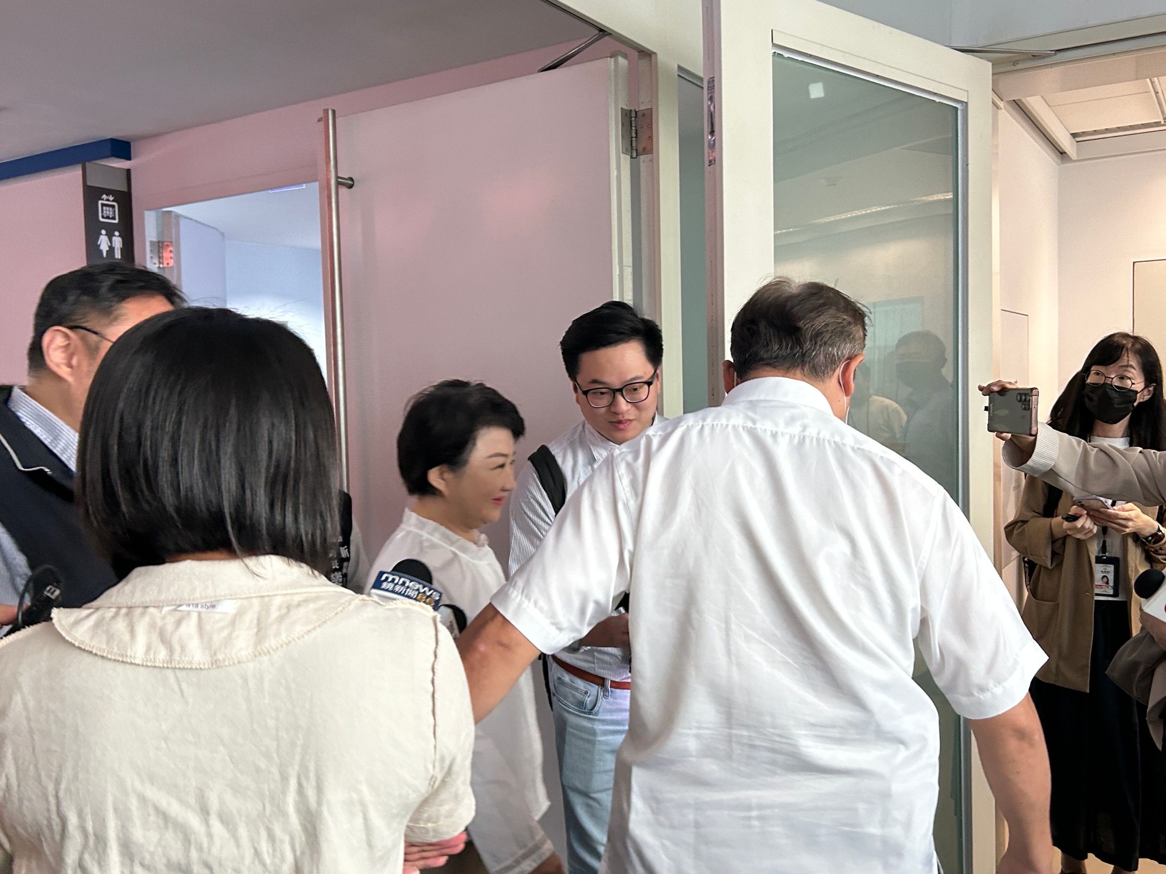 台中市长卢秀燕被问到有关问题，笑而不答，随即步入会场。记者赵容萱／摄影