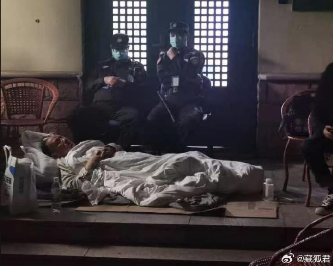 大陆知名传染病学家张永振位于上海的研究室疑似被强行关闭，为表抗议，张永振与学生彻夜在研究所门口守候。（图／取自微博）