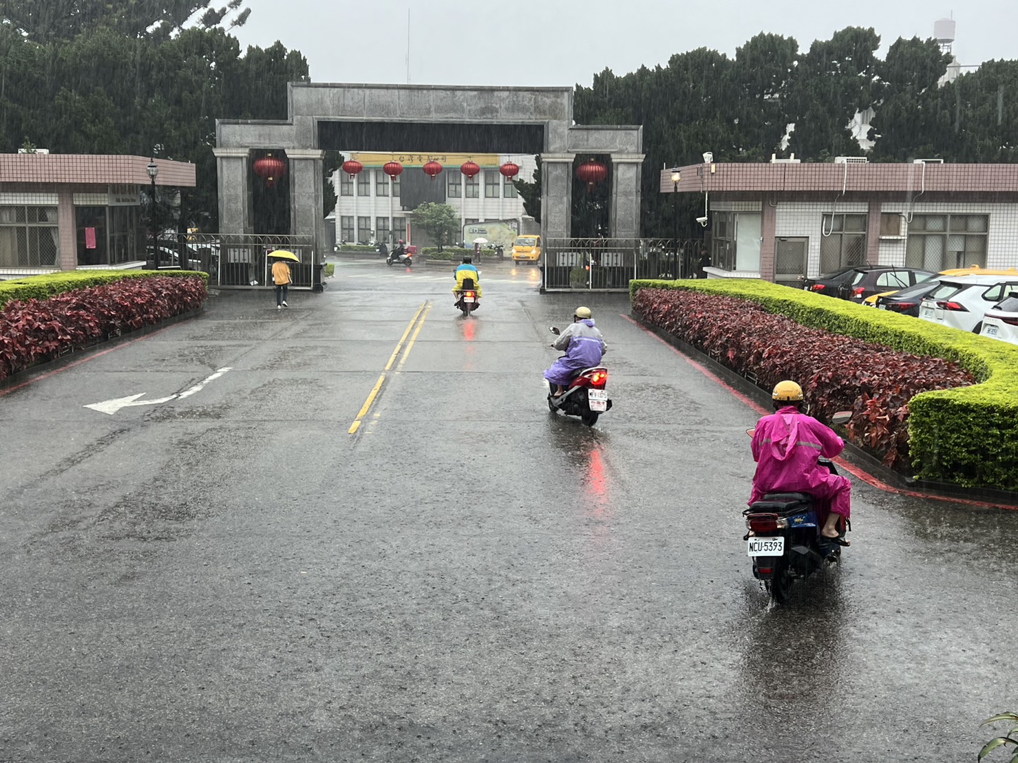 金门中午出现大雷雨，民众冒大雨骑车，直呼「雨大到像用倒」。记者蔡家蓁／摄影