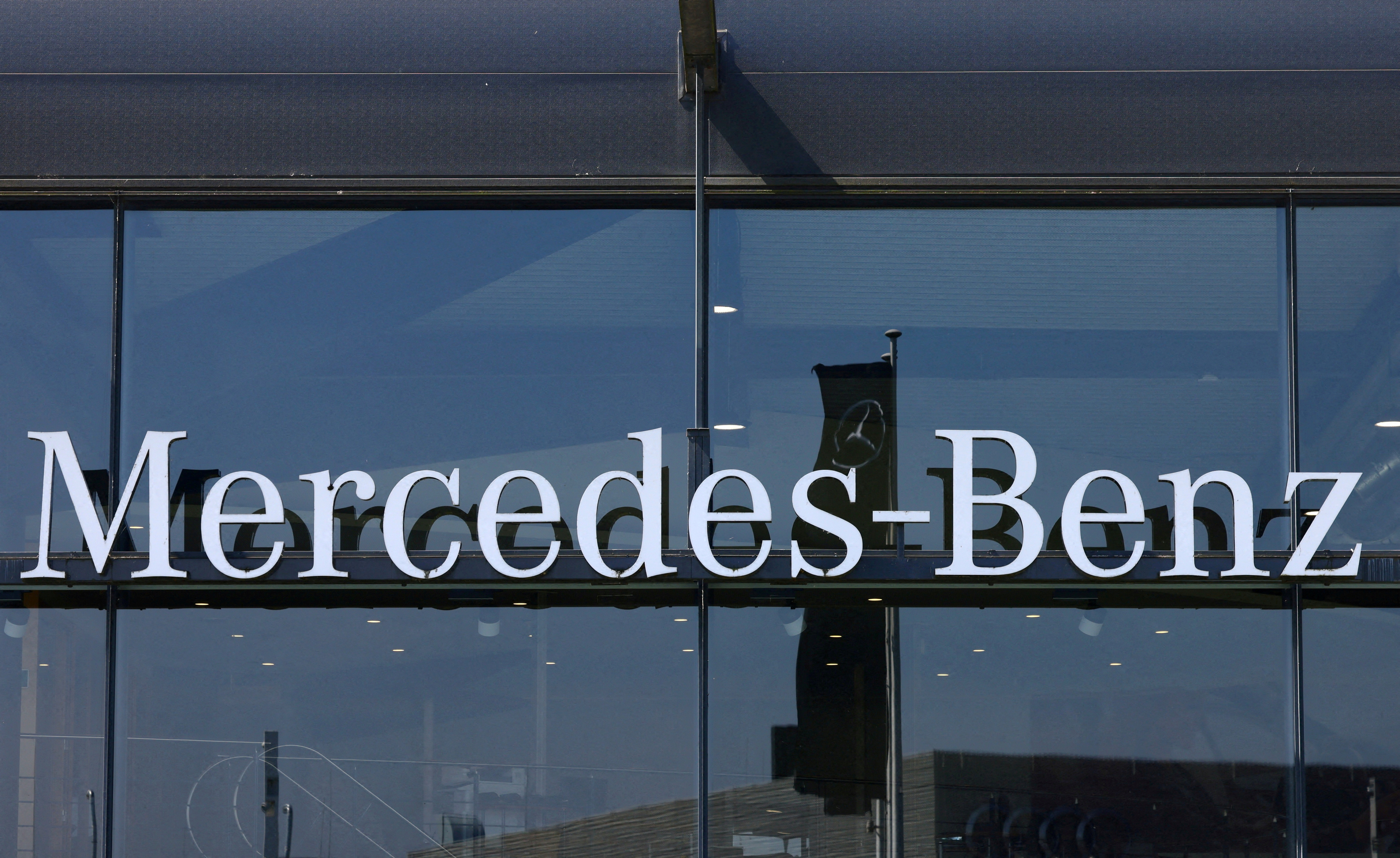 宾士集团（Mercedes-Benz）第1季获利锐减34%，福斯集团（Volkswagen）同期获利也下滑两成。路透