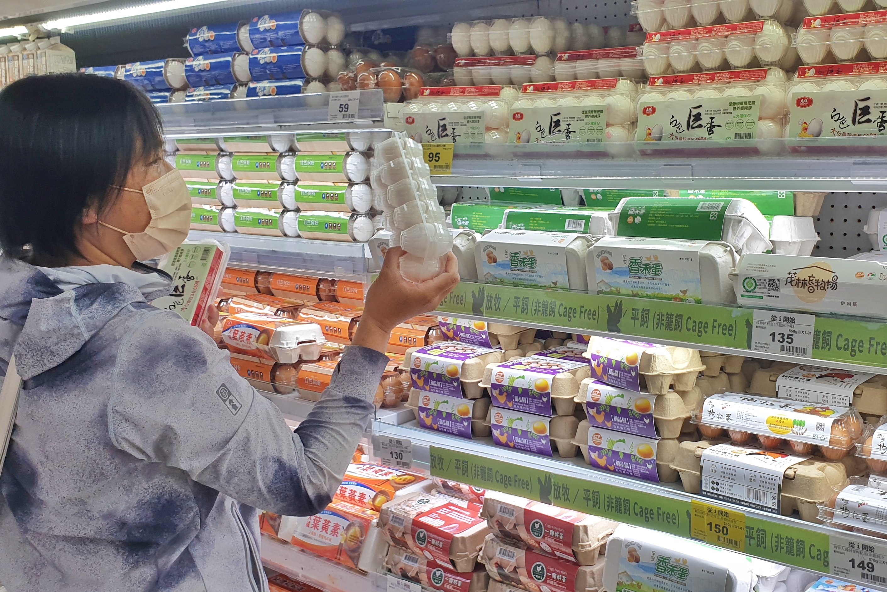 台北市蛋商公会表示，继上周蛋价降2元后，本周起产地价再由每斤37.5元降至35.5元，批发价周四起由每斤47元降至45元。本报资料照片