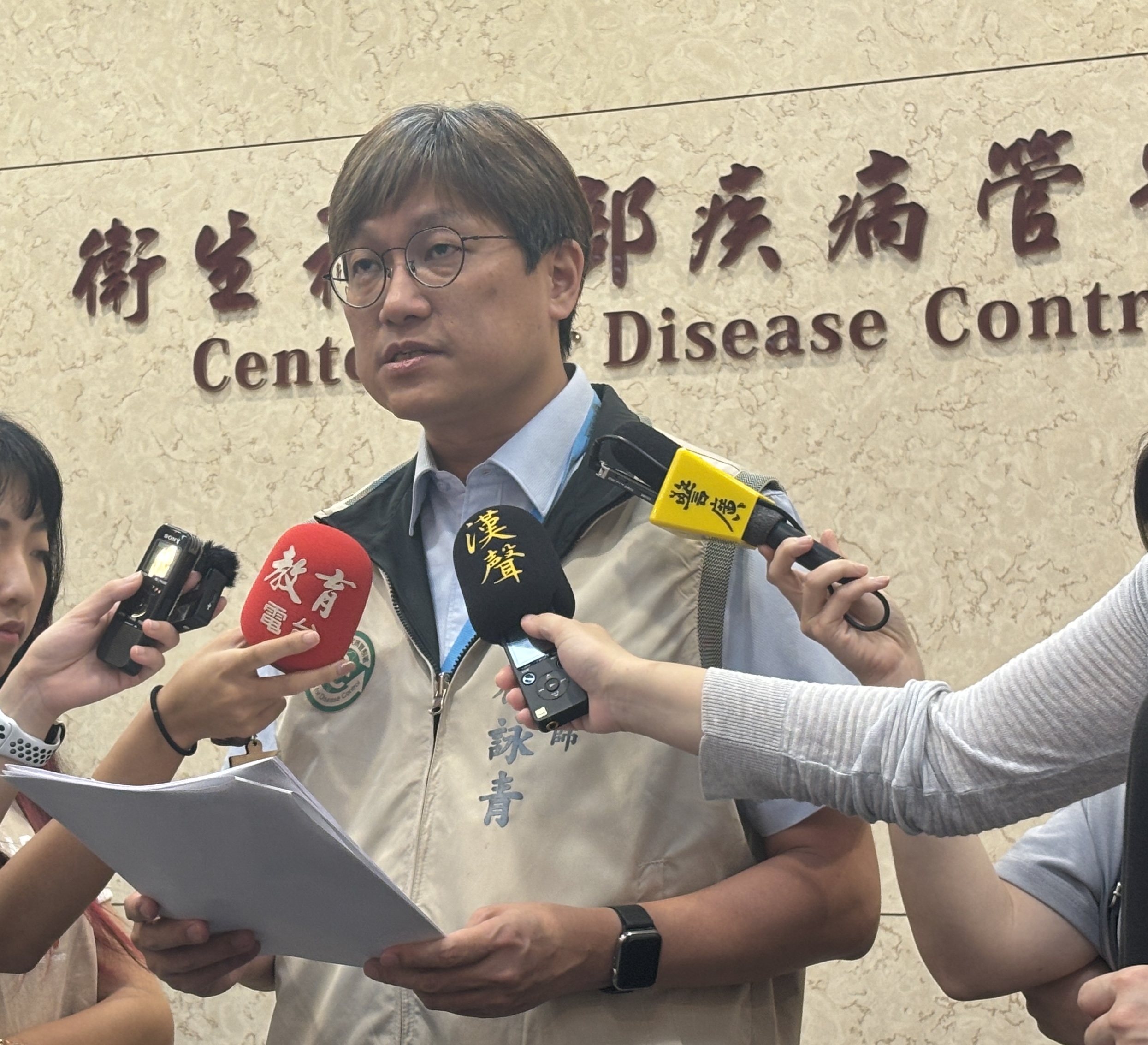 疾管署防疫医师林咏青说明流感、新冠特殊个案。记者李青萦／摄影