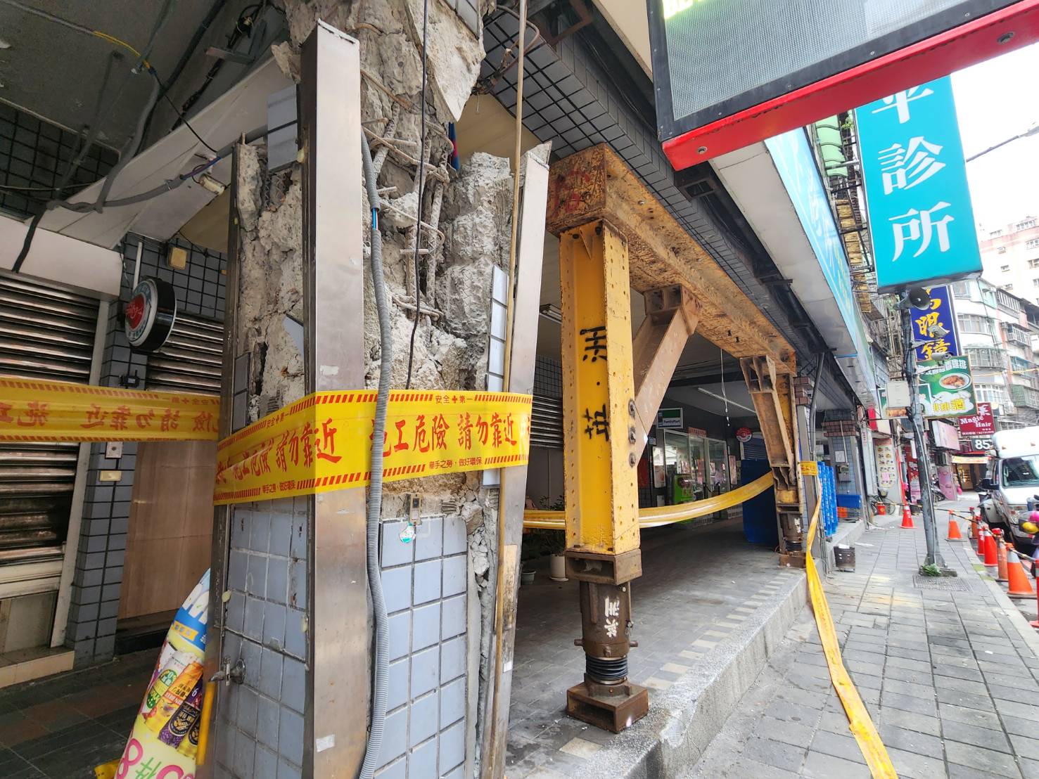 新北土城「台北一家亲」社区支撑柱水泥块崩落、钢筋变形。联合报系资料照