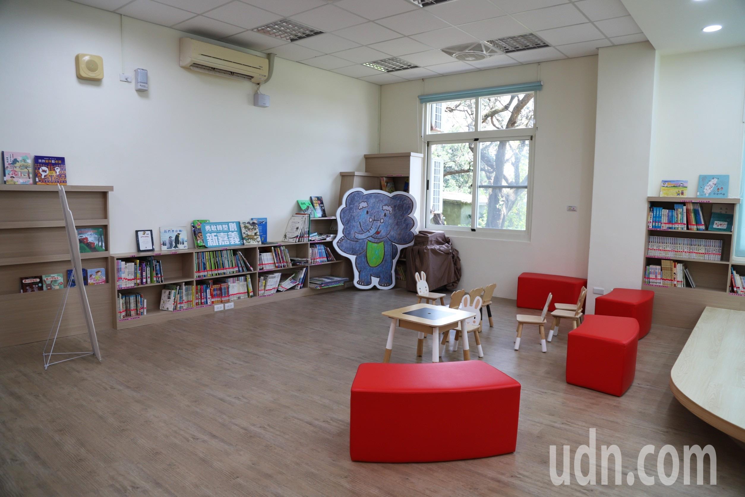 嘉义县东石乡立图书馆内部空间重新规画，打造乐龄阅读区、亲子阅读室。记者黄于凡／摄影