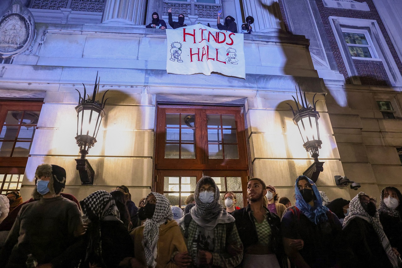 示威者30日凌晨在美国纽约市哥伦比亚大学汉弥尔顿大楼外串起人墙，部分学生占据该大楼封锁入口。路透社