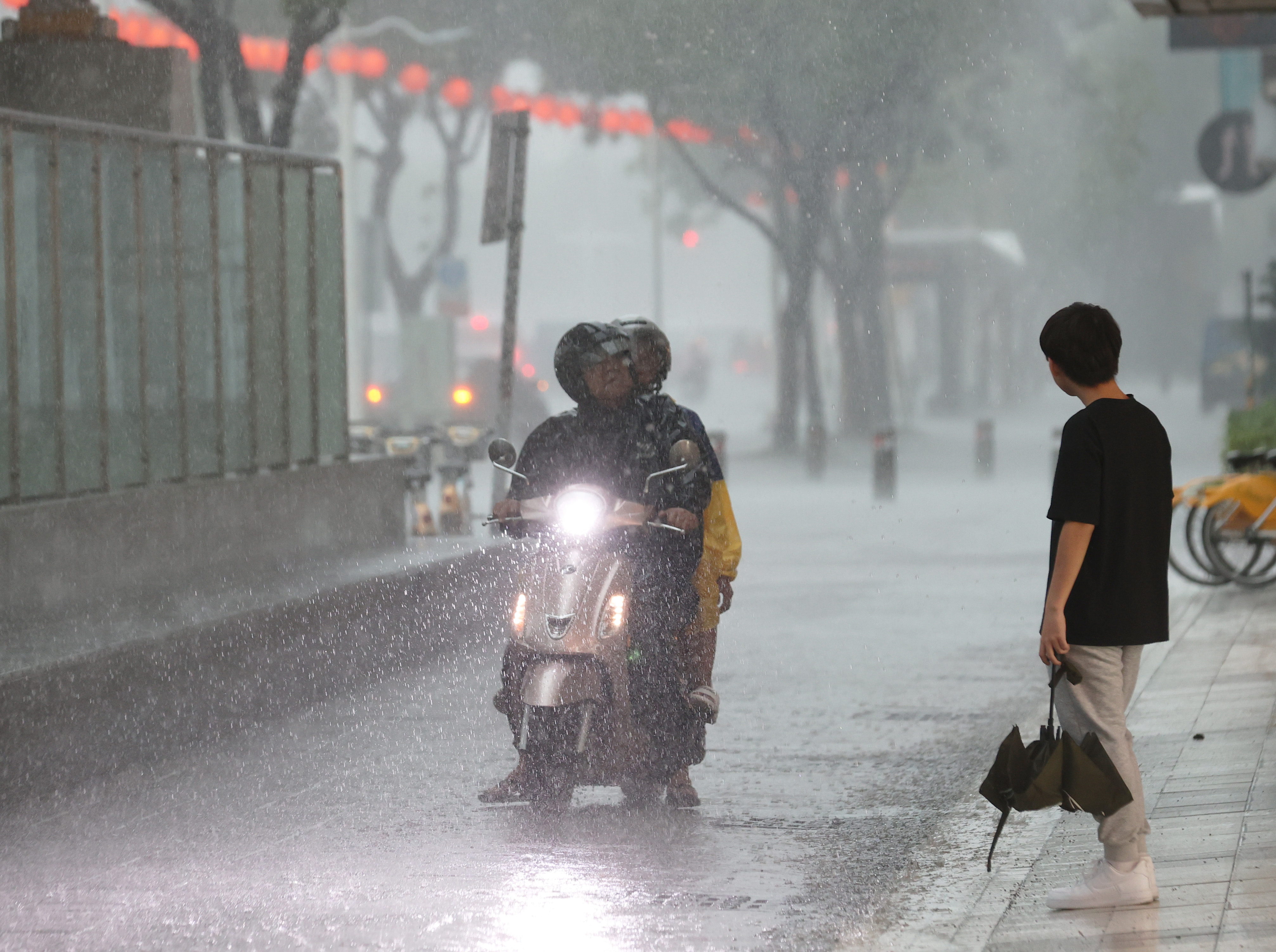 今晚锋面通过台湾，入夜起西半部、东北部都有短暂阵雨或雷雨，明天西半部有局部大雨，西半部、东北部及东半部更有短延时强降雨。本报资料照片