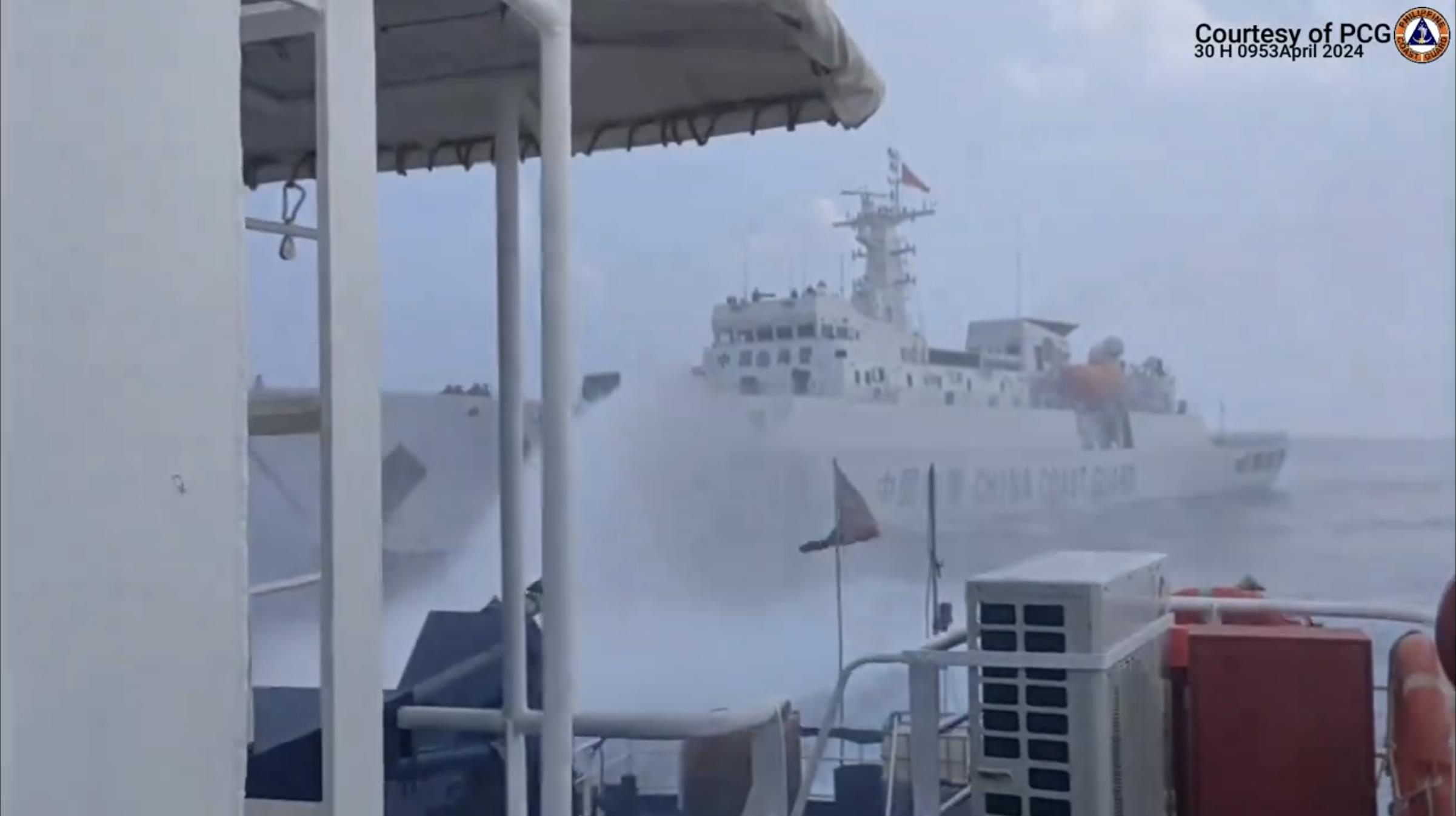 大陆海警局30日指出，当日，中国海警「依法」对菲律宾侵闯黄岩岛邻近海域的「4410海警船」、「3004公务船」实施驱离。（图／截自菲律宾海岸防卫队发言人Jay Tarriela的Ｘ平台影片）