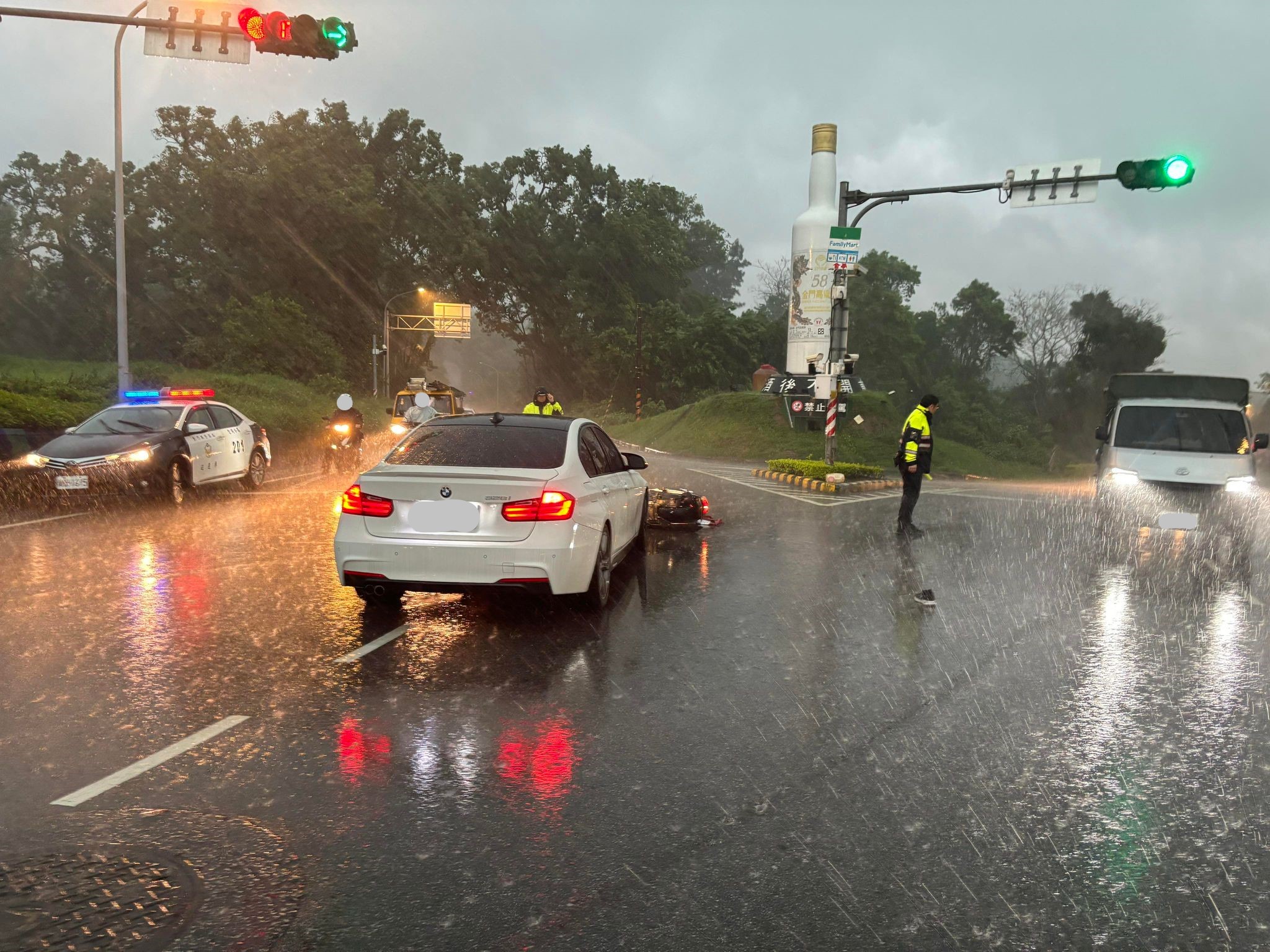 金门今天中午发生一起交通事故，员警在滂沱大雨中指挥交通，相当辛苦。图／读者提供