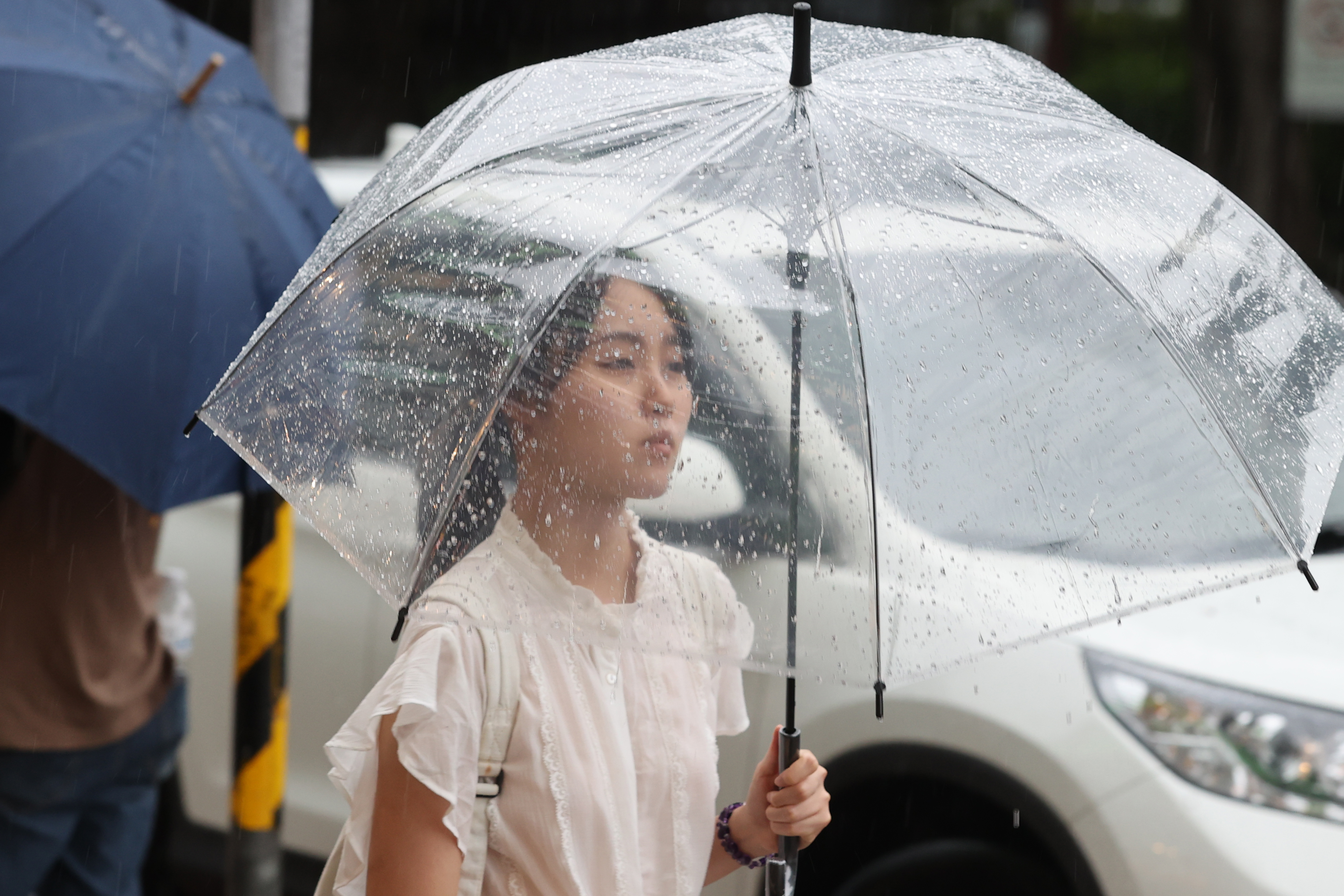 今年梅雨季第1道滞留锋、今、明两天在台湾附近徘徊，各地有局部阵雨或雷雨的机率，北台湾气温降、明显转凉。记者苏健忠／摄影