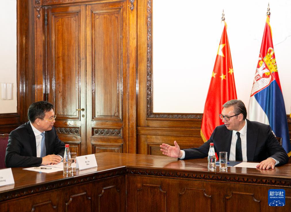 当地时间4月30日，塞尔维亚总统武契奇在贝尔格勒会见新华通讯社社长傅华。    新华社