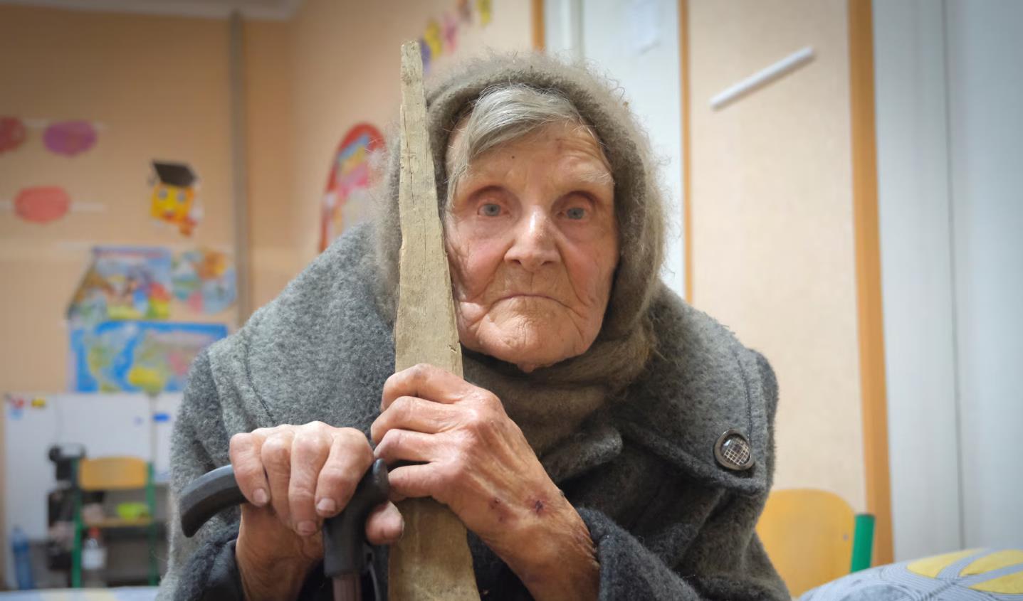 乌克兰98岁老妇莉迪亚日前徒步走10公里离开俄国占领区。美联社