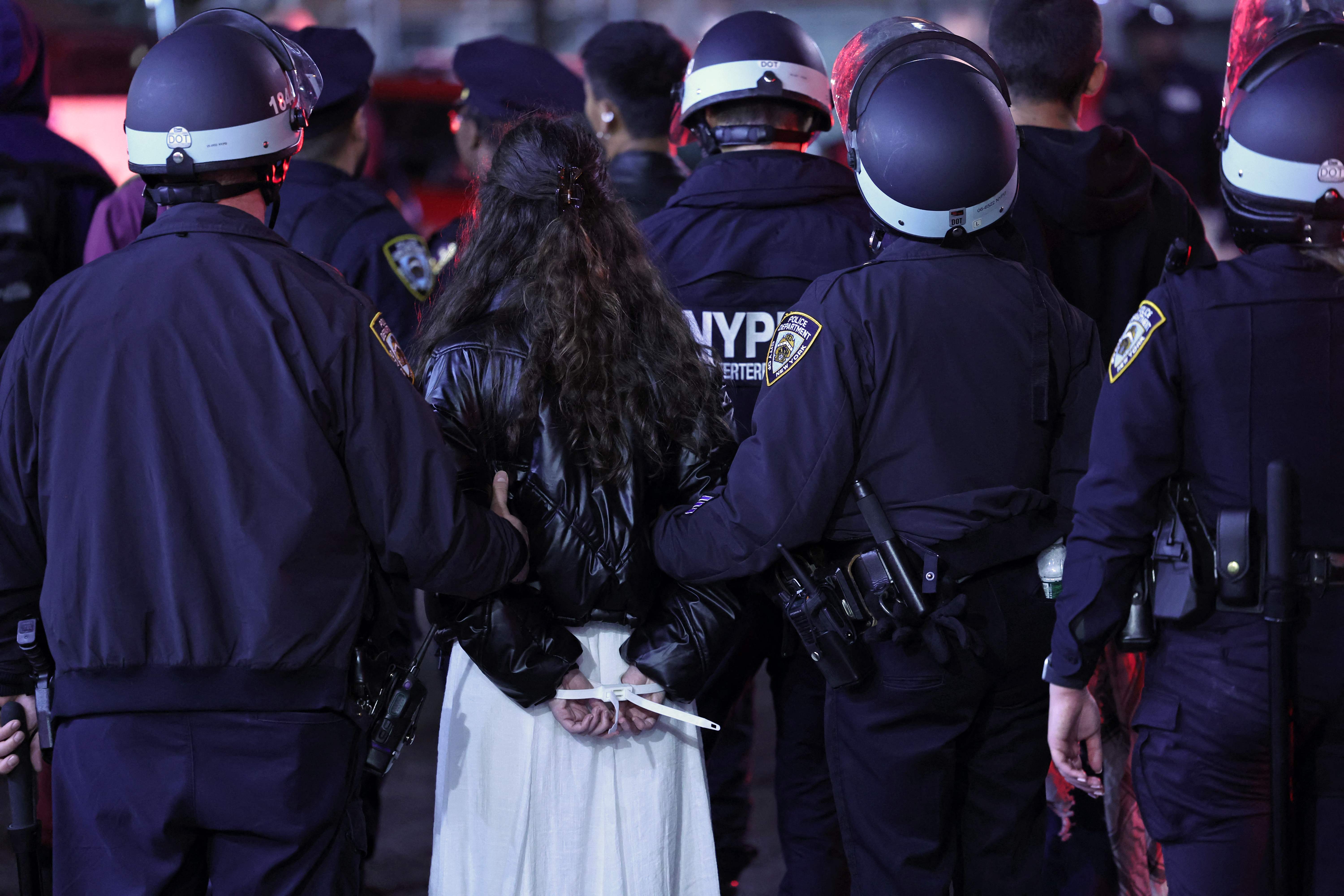 纽约警局已派百名警力进入哥大校园并逮捕数十人。法新社