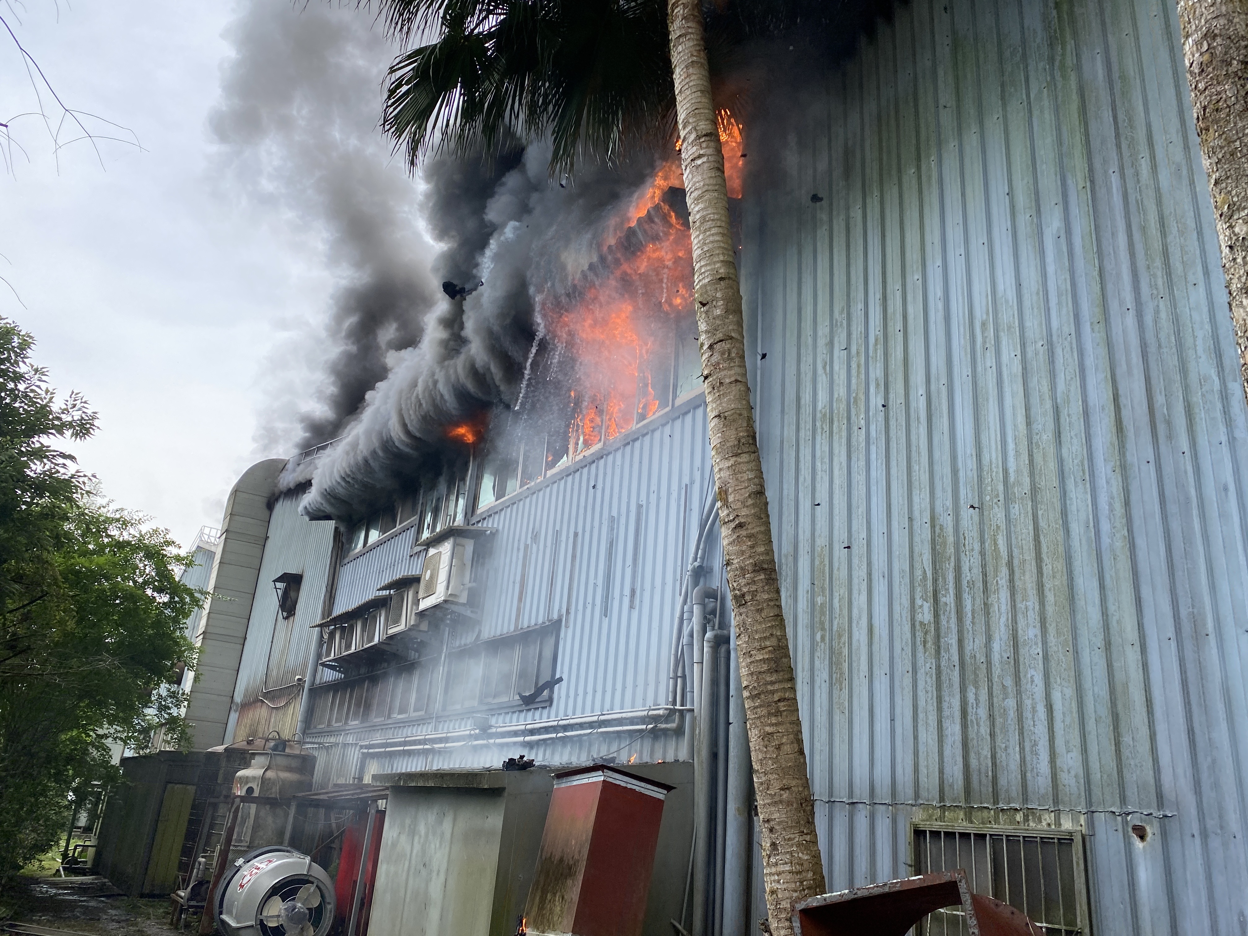起火处位于工厂2楼，燃烧约40坪的范围，火焰与浓烟窜出，隔大老远就能看到。图／消防局提供