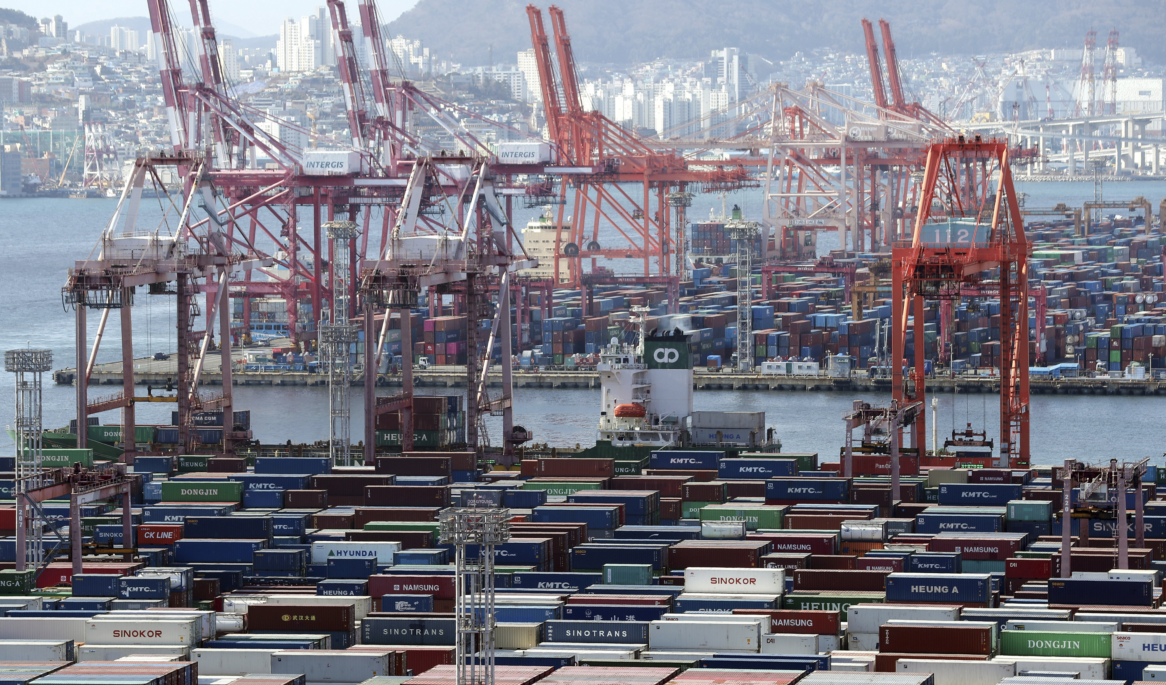 南韩釜山港货柜码头。  美联社