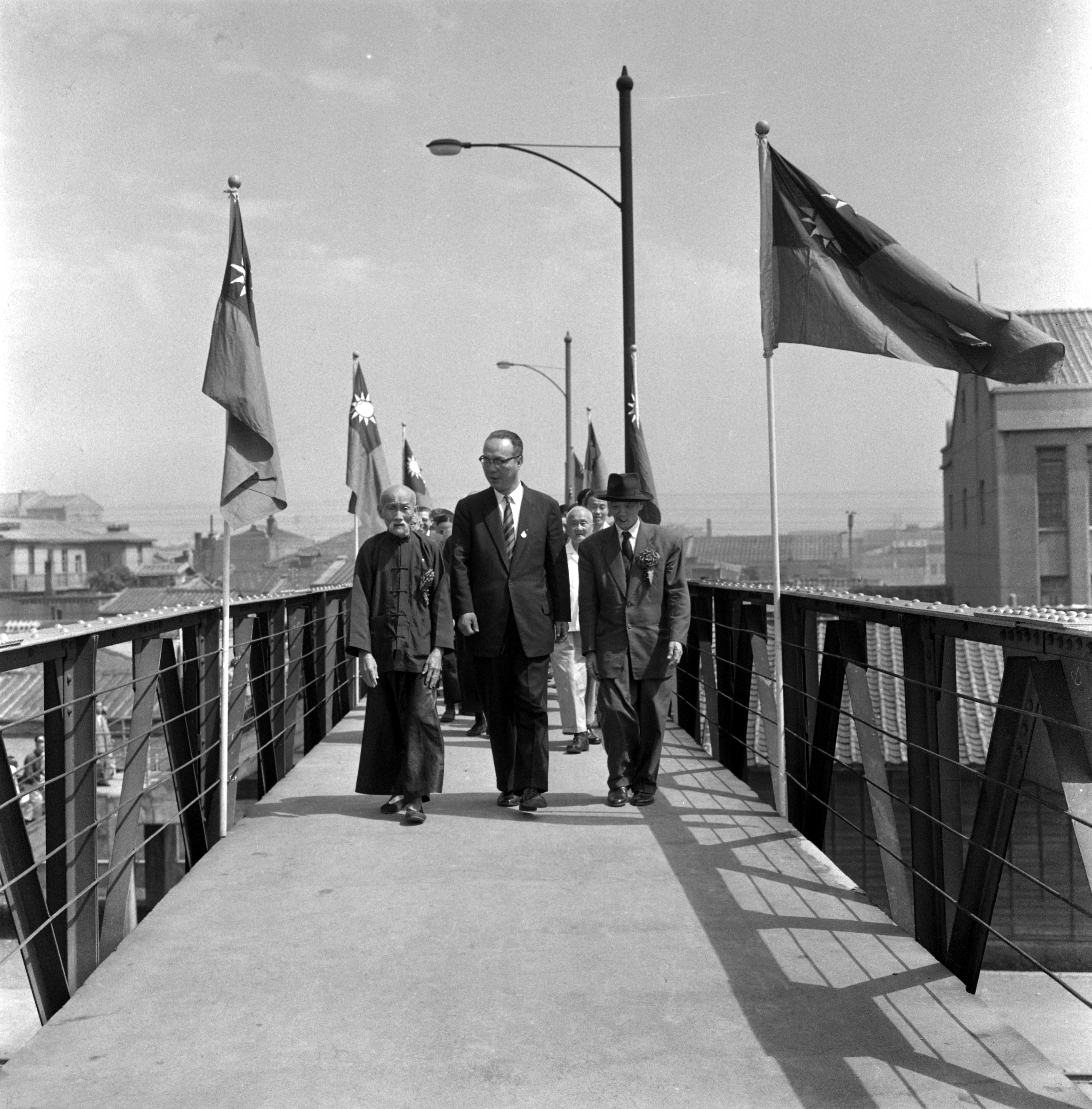 1959年5月2日万华火车站天桥通行典礼，时任台北市长黄启瑞（中）特别邀请地方长者步行前导过天桥。图／联合报系资料照片